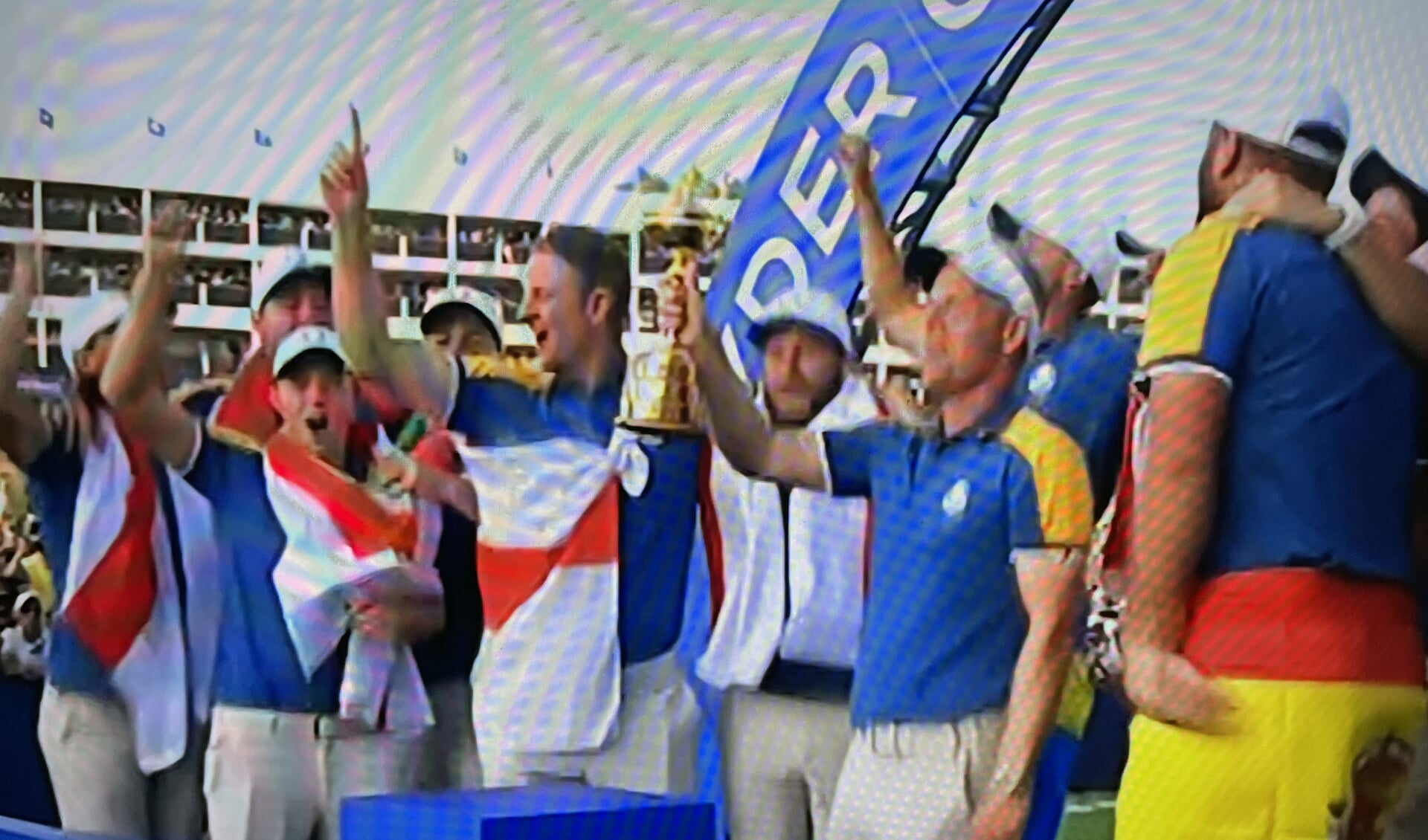 Captain Luke Donald en zijn spelers vieren feest met de Ryder Cup.