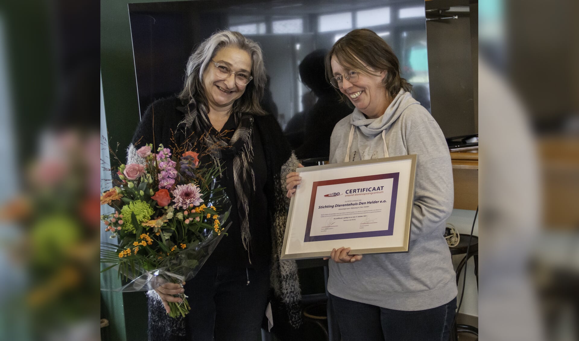 Ina Sämmang (links) overhandigde de erkenning aan Gina Jansen.