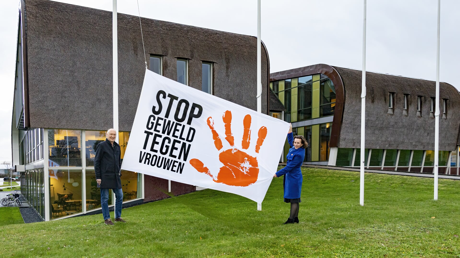De campagnevlag bij het gemeentehuis van Midden-Delfland. 