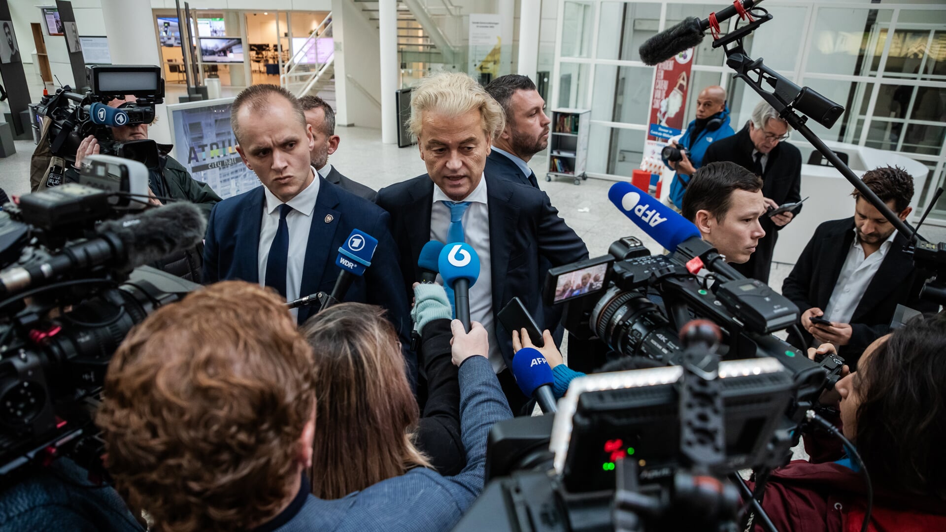 Grote belangstelling van de pers bij tijdens het stemmen voor Geert Wilders