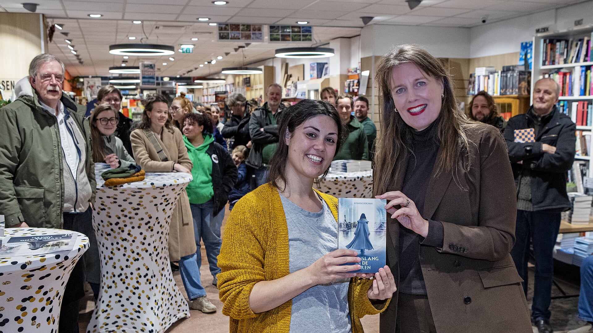 Roxanne Borgman overhandigt het eerste boek van 'Levenslang in de Toren' aan burgemeester Anja Schouten.