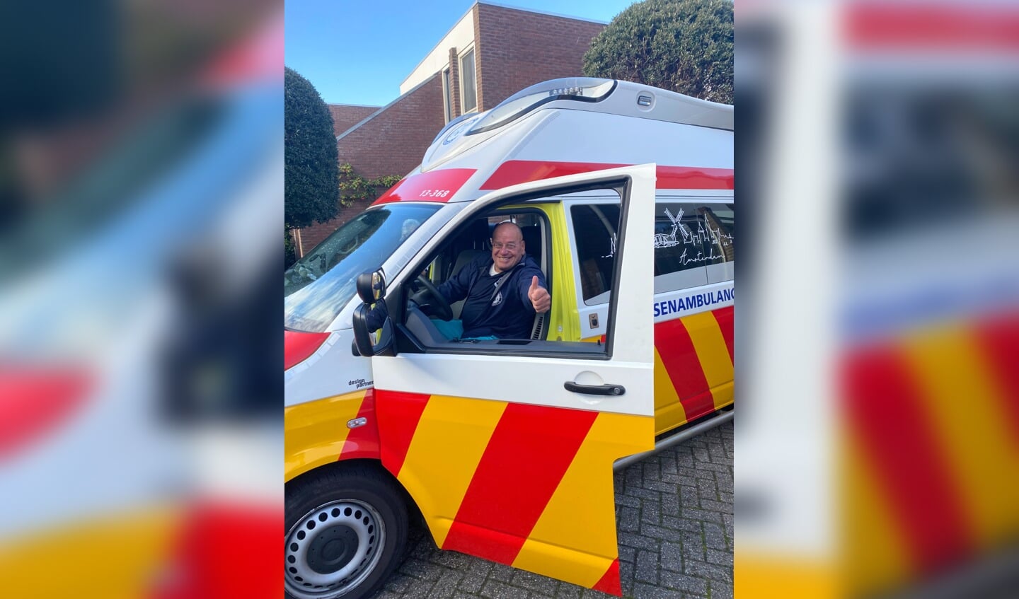 Fred Teeven rijdt in de WensenAmbulance Noord-Holland.