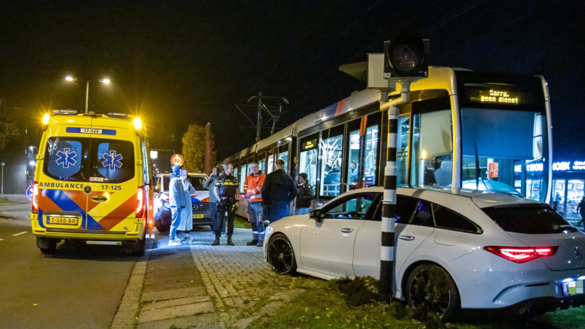 Tram en auto in botsing op kruispunt Van Dalsumlaan Schiedam