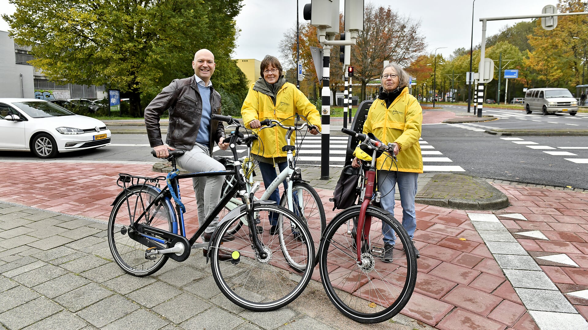 Mobiliteitswethouder Armand van der Laar in gezelschap van Ria Hartveld en Joleen Weststeijn van de fietsersbond Rijswijk.