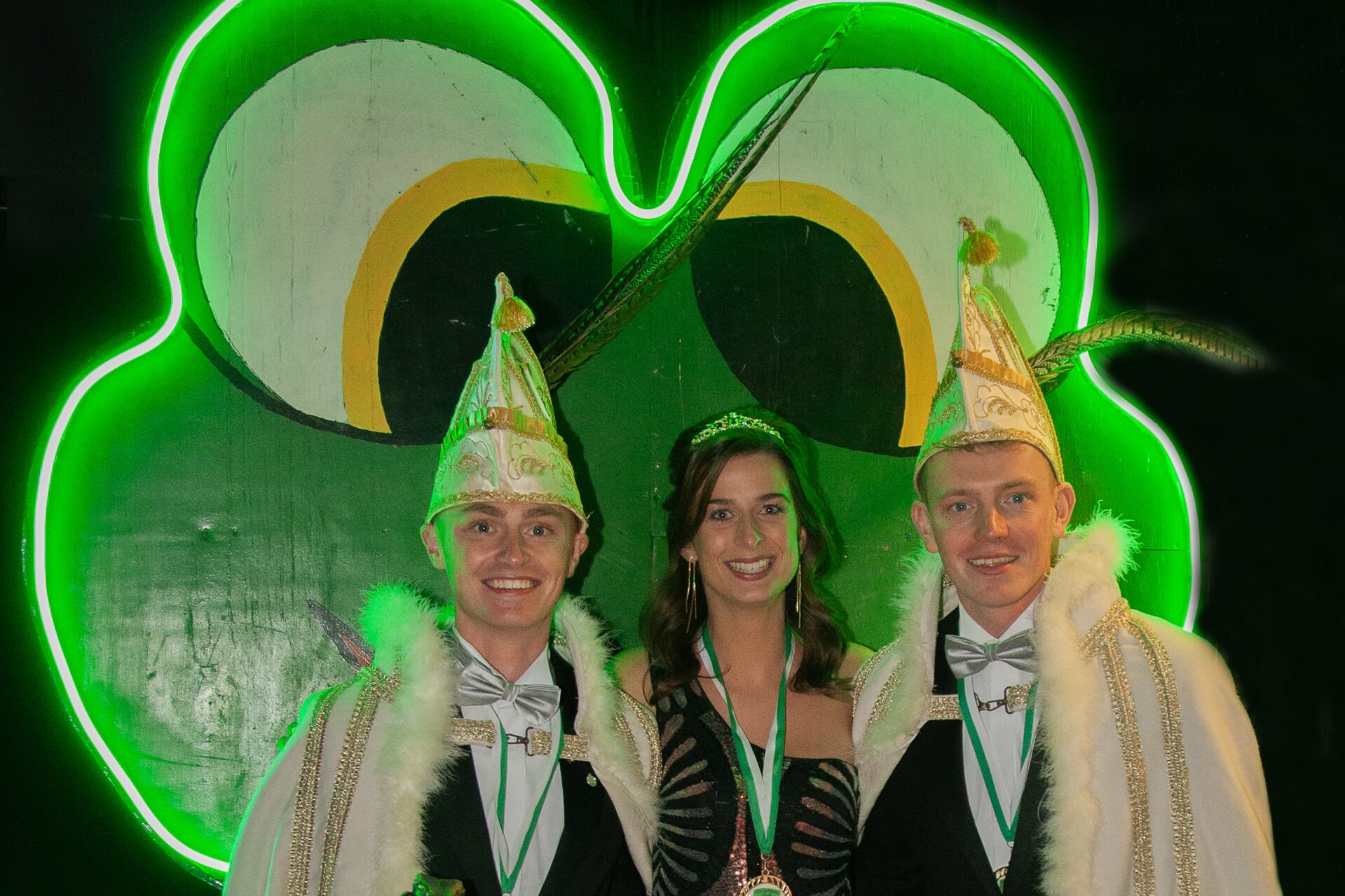 Prins Dubbel Mike, Hofdame Maybel en Prins Dubbel Tom (vlnr) gaan het carnaval aanvoeren in Boskoop.