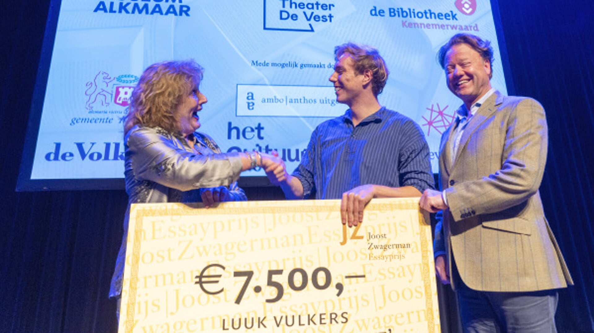 De winnaar ontvangt de cheque van juryvoorzitter Aleid Truijens en Joost Quant van de Van Bijleveltstichting.