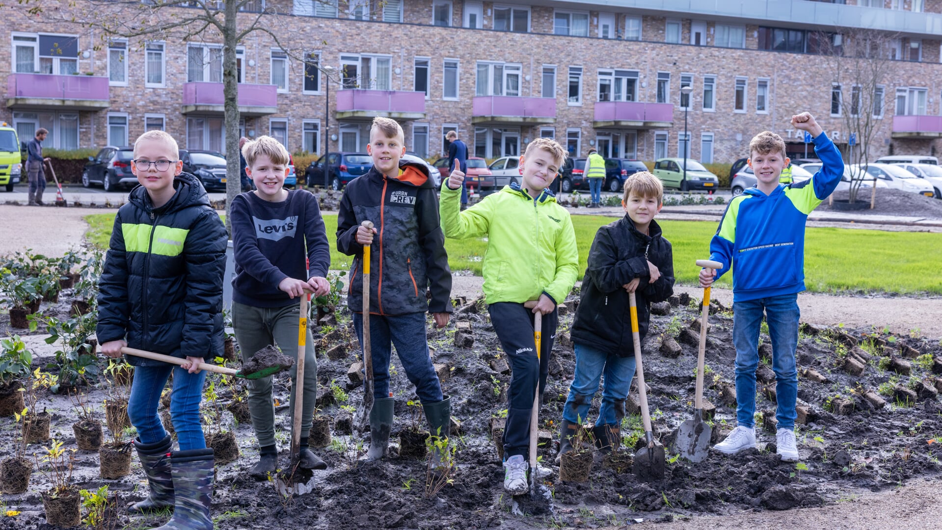 Leerlingen van groep 8 van de Pater Jan Smitschool hebben struiken en planten aangeplant rond.