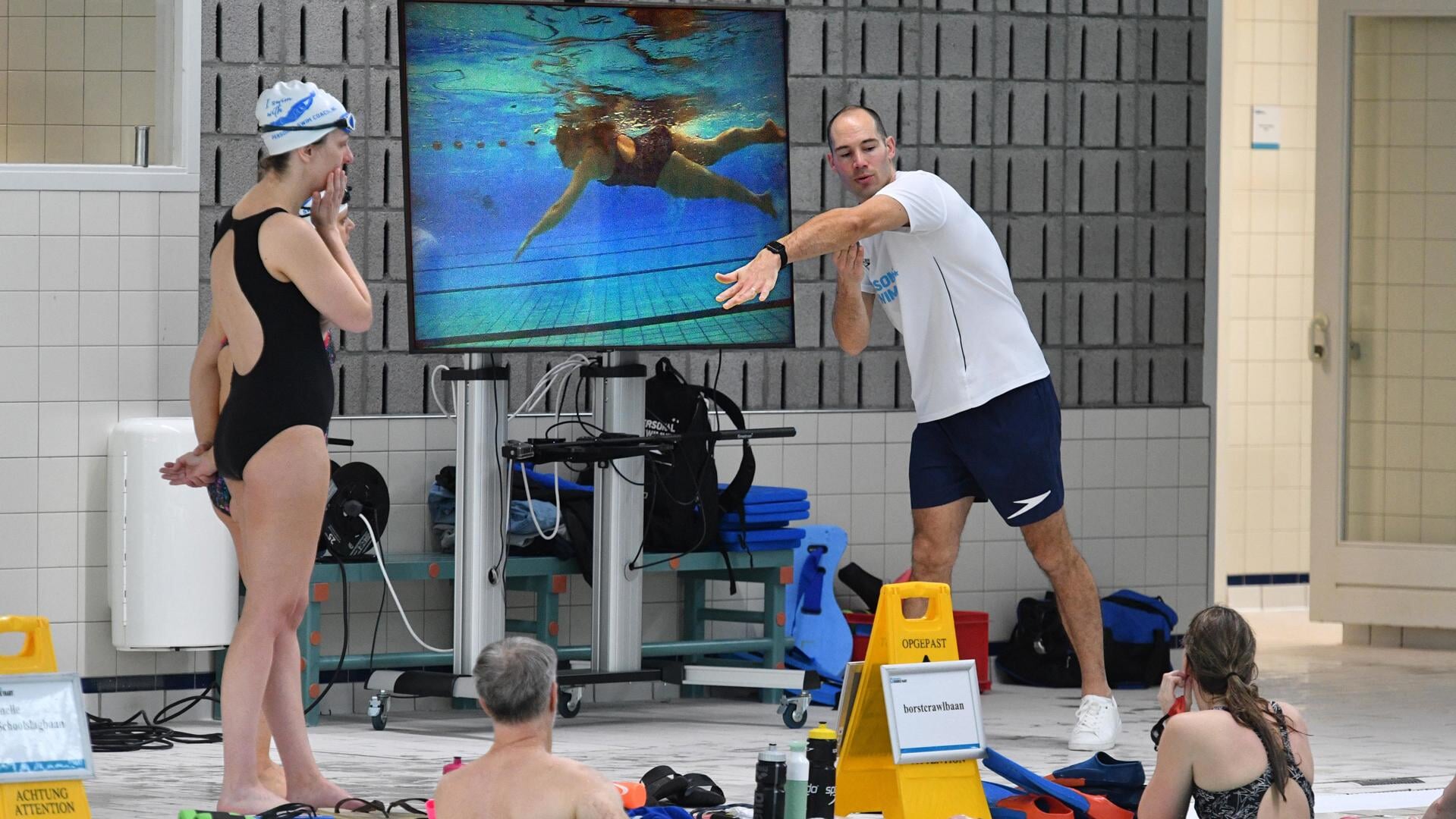 Oud Olympiër Bas van Velthoven geeft een clinic banenzwemmen in zwembad Hoornse Vaart.