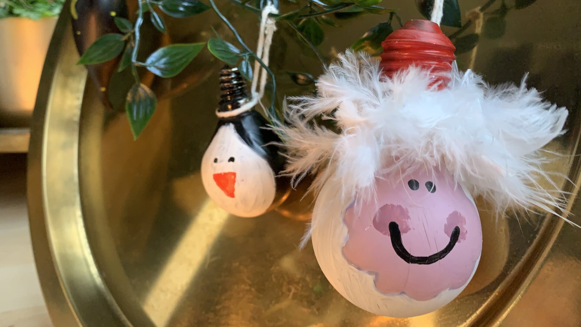 De kinderen mogen in Wateringen twee kerstballen maken: één voor het goede doel, en één om zelf thuis in de kerstboom te hangen. 