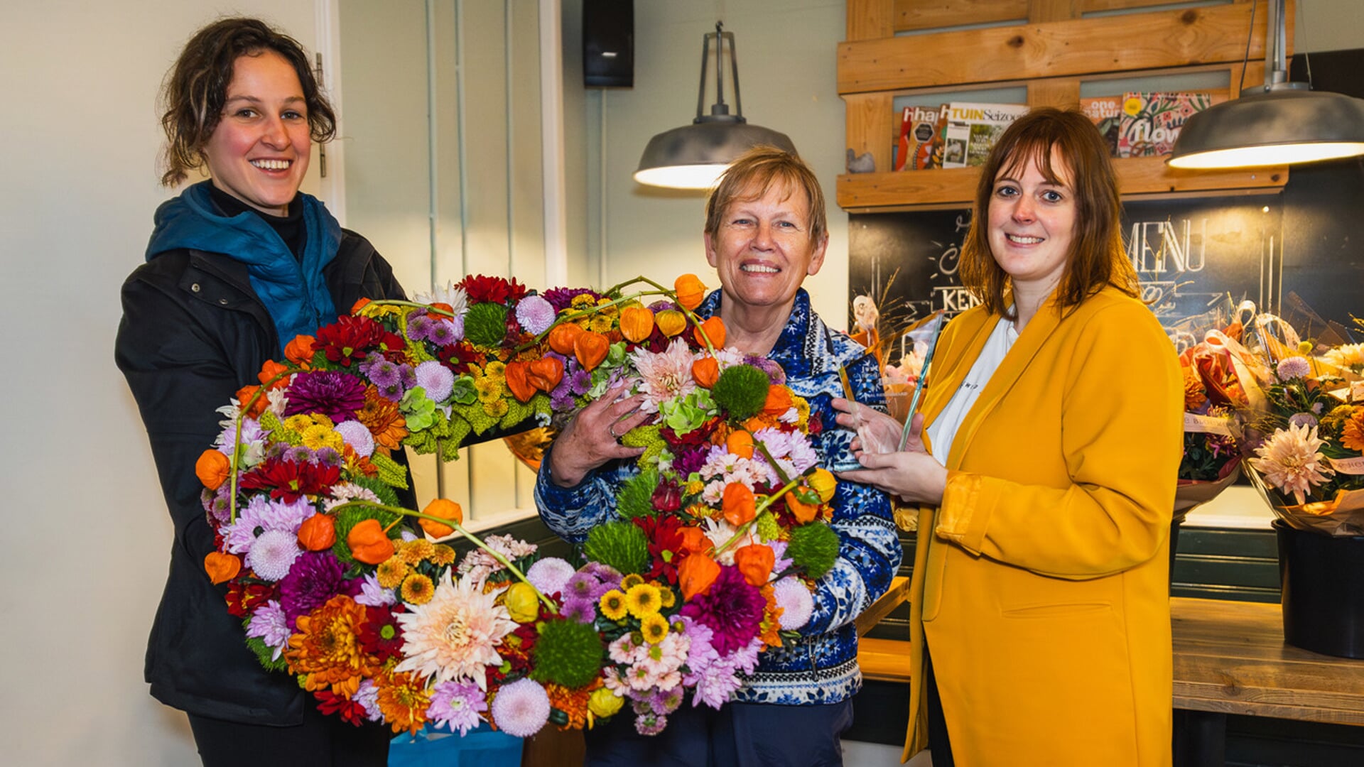 Gerda Korving van de Nijkamphoeve neemt de bloemenkrans in ontvangst.