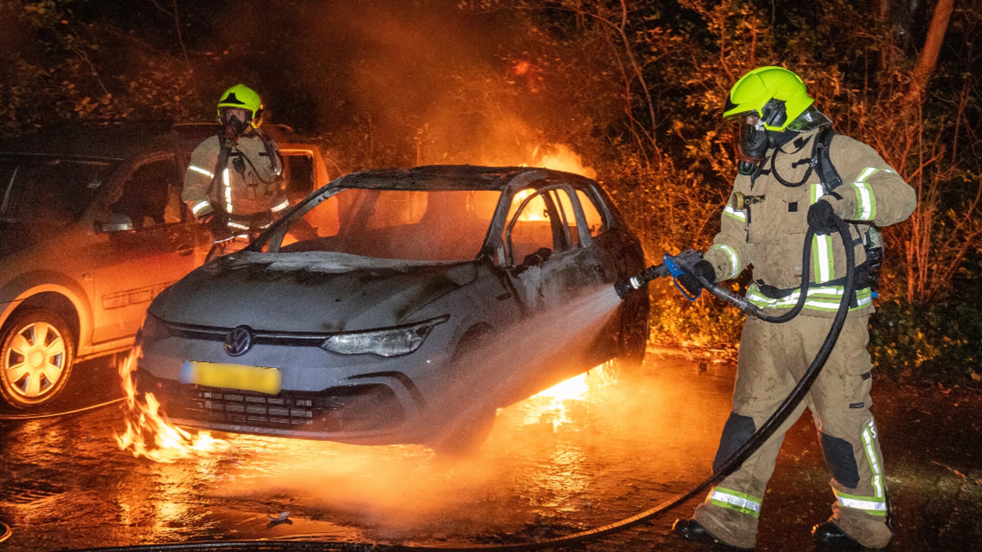 Geparkeerde auto uitgebrand na explosie Albertine Agneslaan Vlaardingen