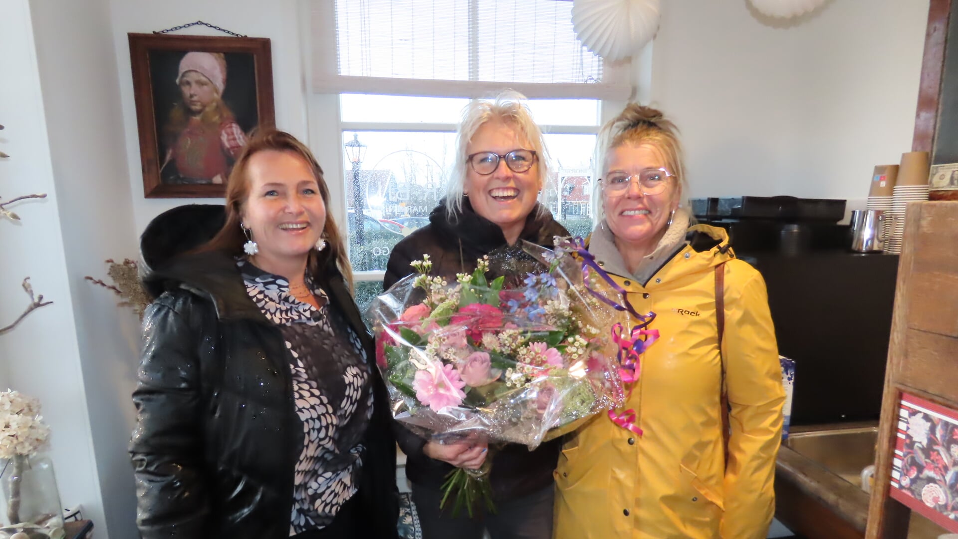 Gastvrouw Helga de Graas is zaterdag 25 november in de bloemen gezet door de Stichting Eilandraad Marken. 