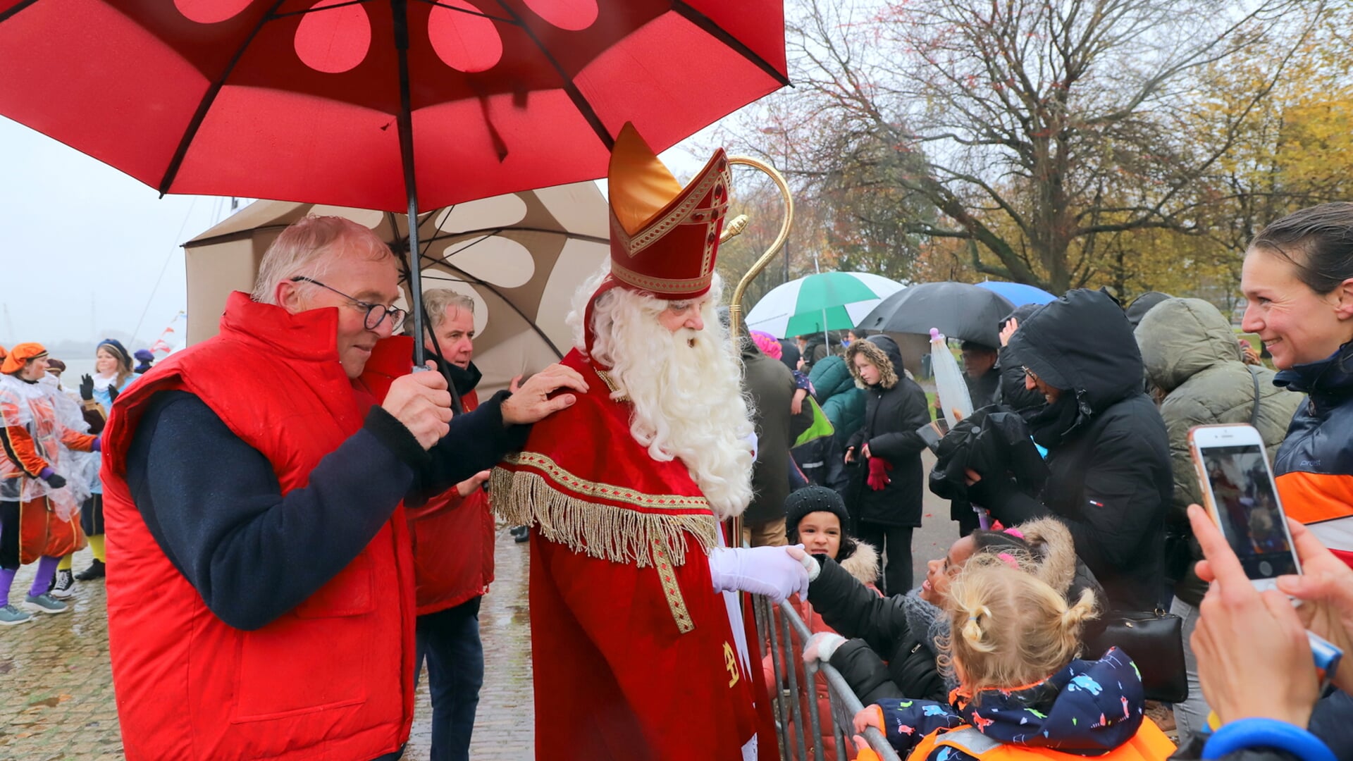 De regen mocht de pret niet drukken. Sinterklaas is weer in Schiedam.