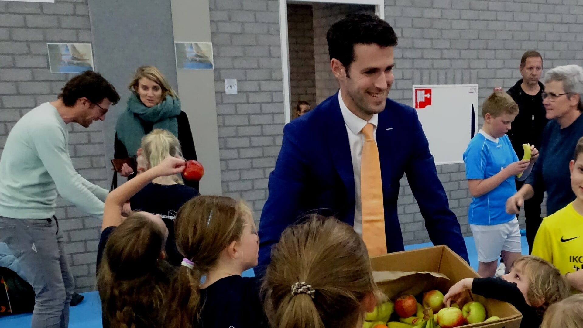Wethouder Arnoud Proos kwam naar sporthal Holy om fruit uit te delen aan de bijna tweehonderd deelnemers aan het schoolvolleybal. (Foto: RWM). 