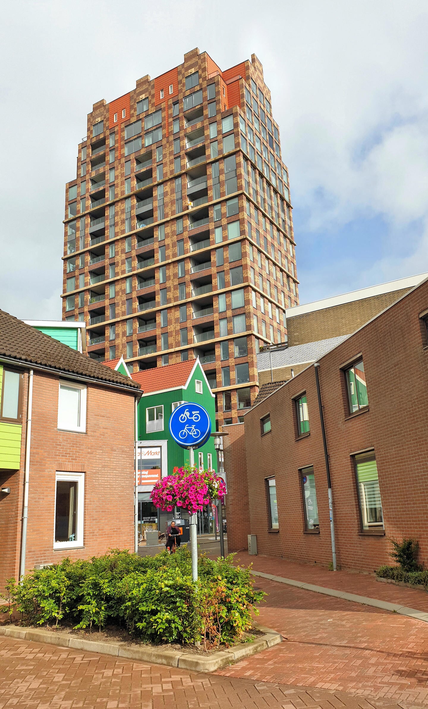 Vinden we hoogbouw zoals de woontoren van de Hermitage in Zaandam het mooiste gebouw? 