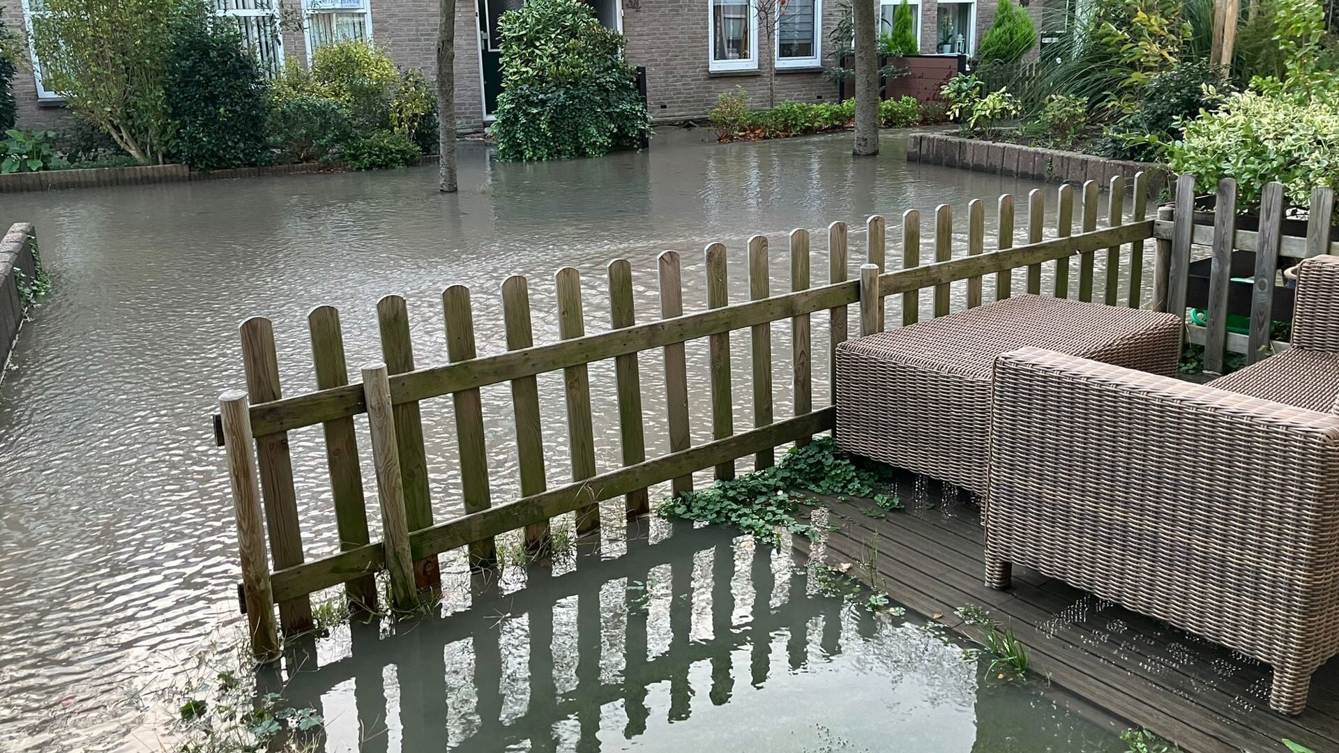 Gesprongen Waterleiding Zorgt Voor Enorme Wateroverlast Aan De ...