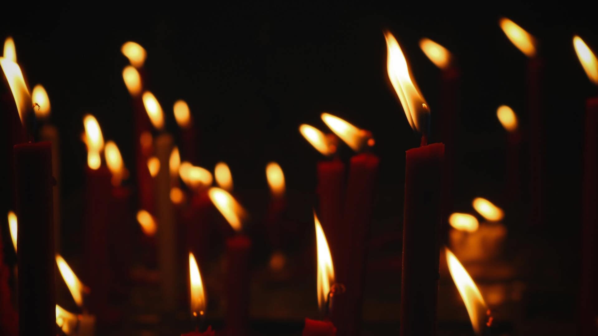Iedereen, kerkelijk of niet, kan zaterdagochtend een kaarsje aansteken om een dierbare overledene te herdenken in de Regenboogkerk in Honselersdijk.