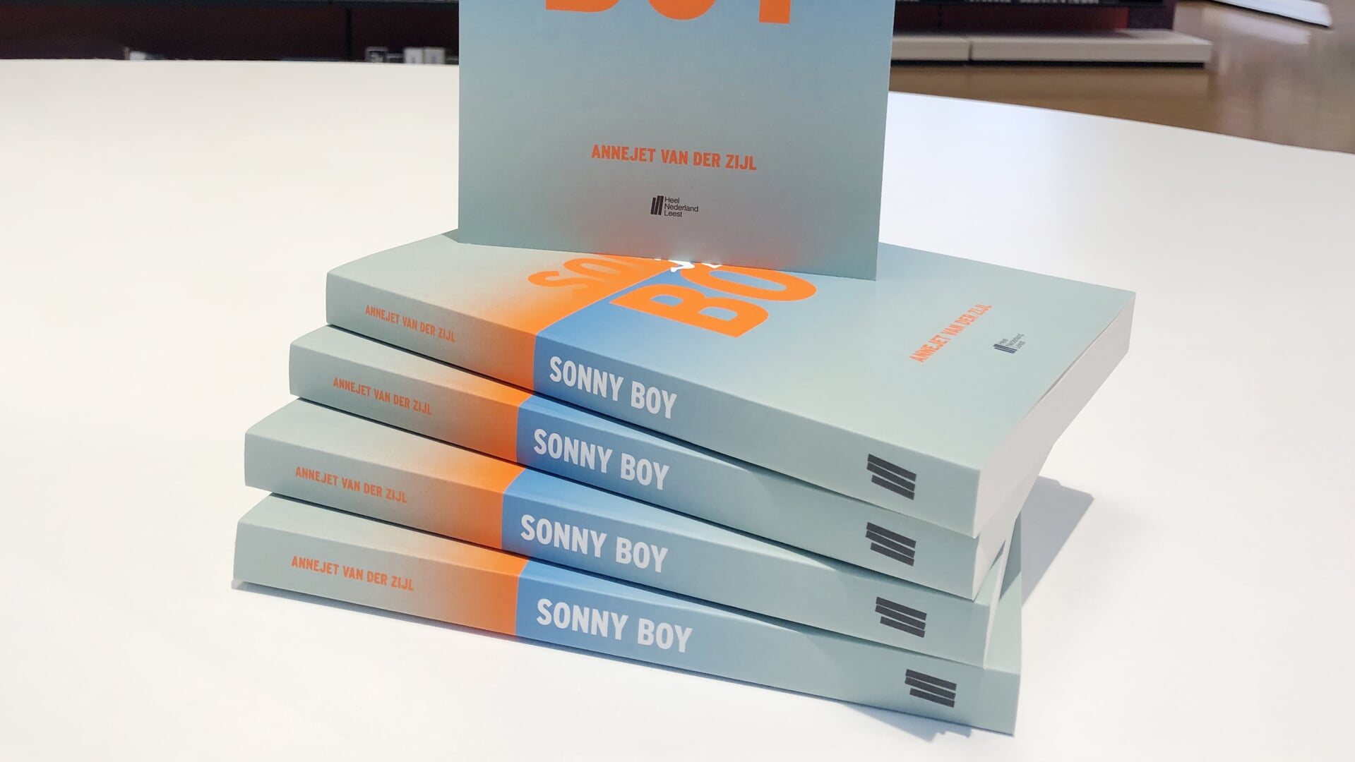 Iedereen kan het gratis boek ‘Sonny Boy’ op komen halen in één van de vestigingen van de bibliotheek.