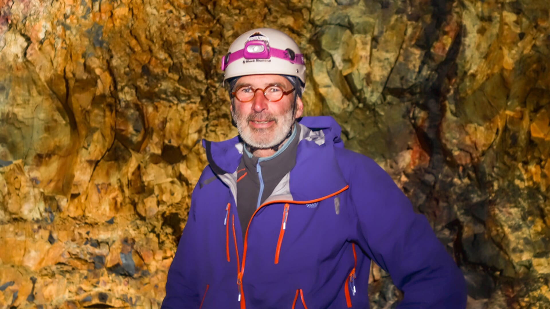 Frank van Zwol tijdens zijn research in een vulkaankrater op IJsland.