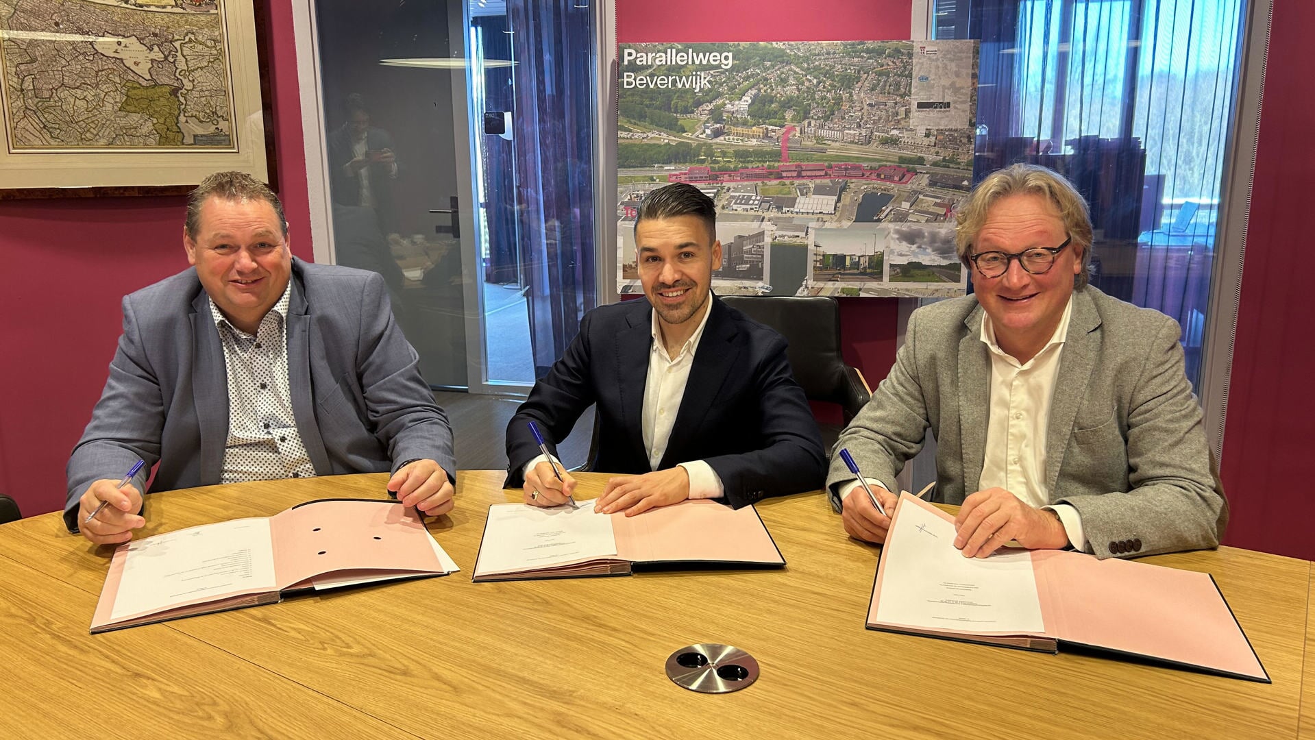 De ondertekening van de overeenkomst door Maurits Kuppens (Opportunity Vastgoed), Jeroen Marsman (SBB) en wethouder Ali Bal.