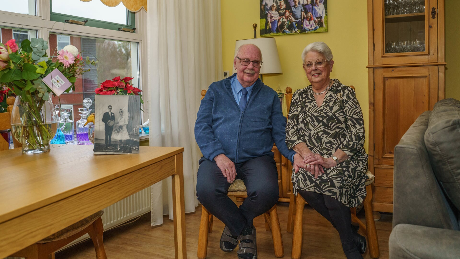 Gerard en Riet in hun woning in de Perelaar in Zwaag, met op tafel hun trouwfoto uit 1963.