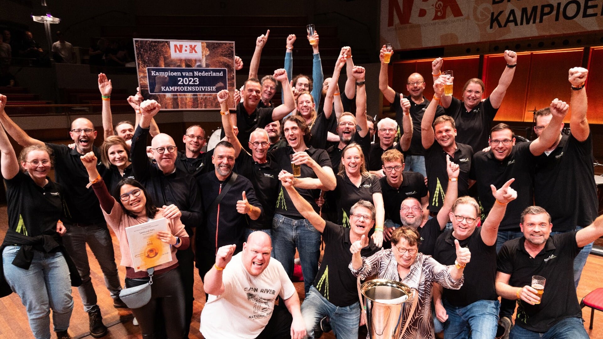 De muzikanten van Brassband Rijnmond vierden op uitbundige wijze het veroveren van het Nederlands kampioenschap.
