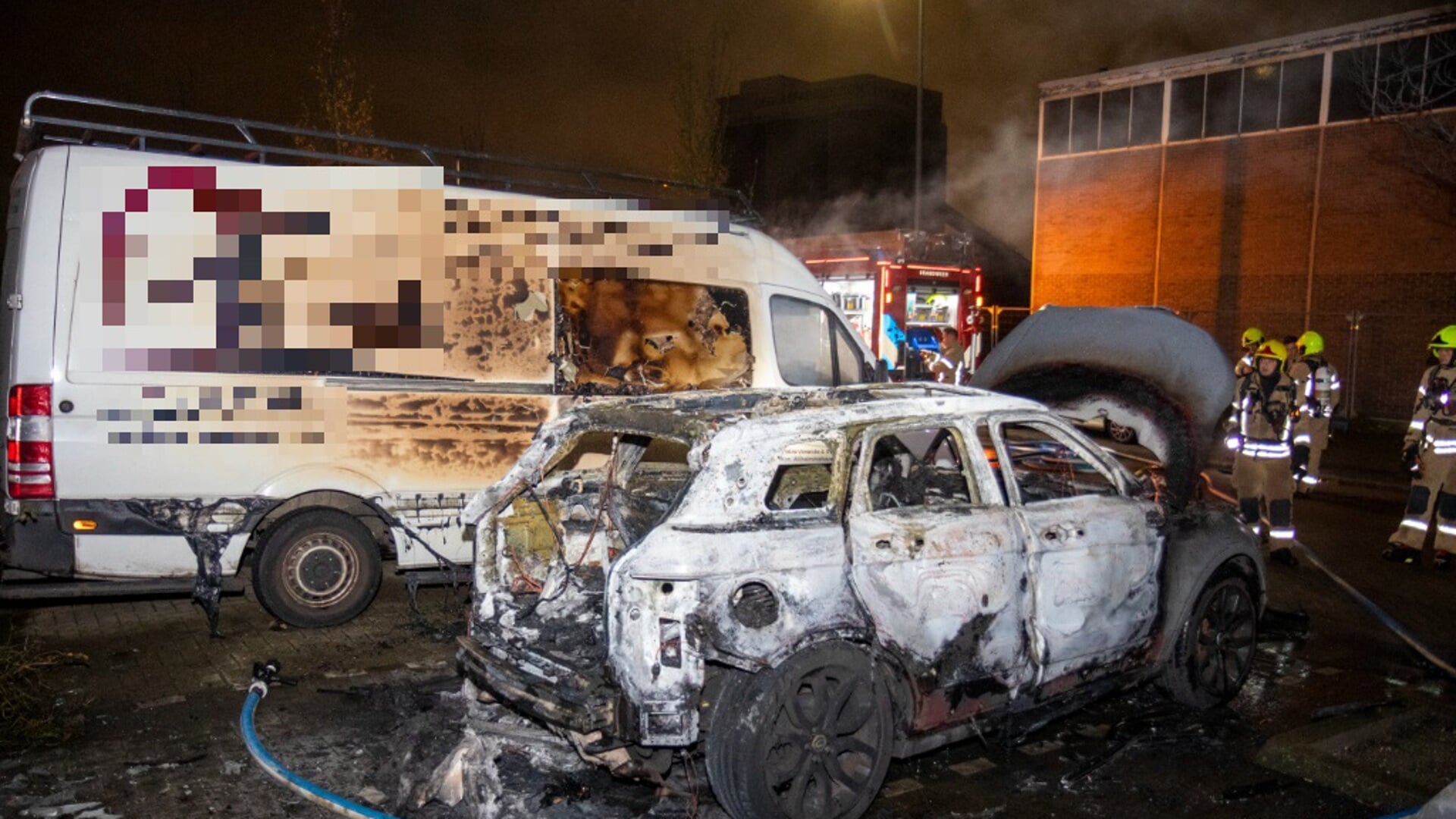 Auto verwoest door brand na explosie in Schiedam