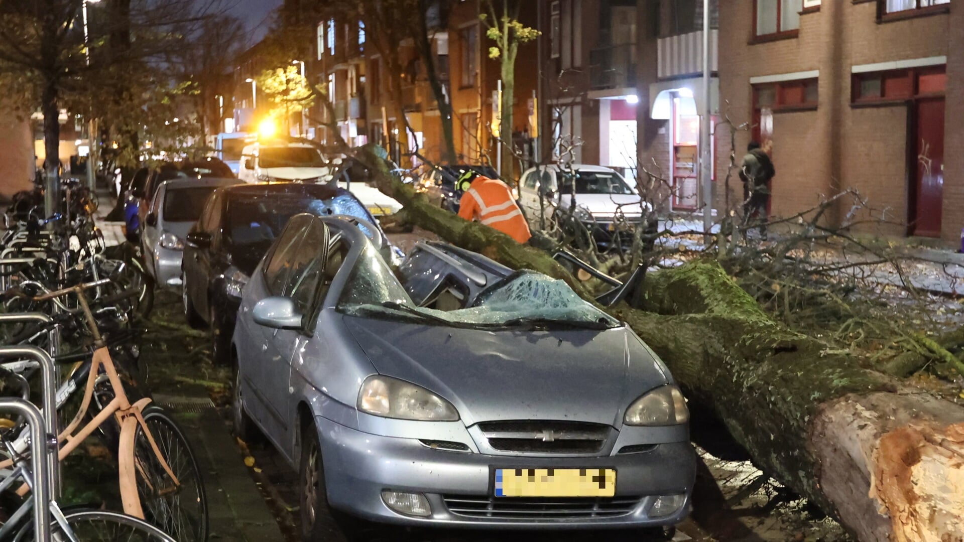 Derde herfststorm van dit jaar richt veel schade aan in Jacob Catsstraat Den Haag