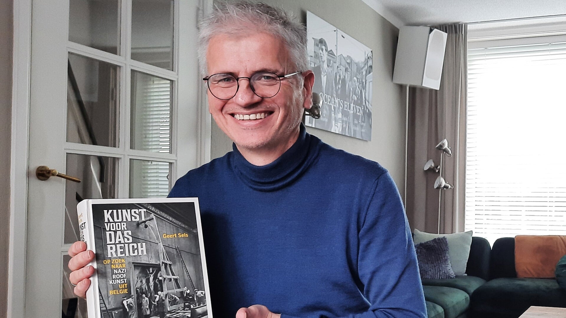 Rik Bouman laat het boek zien van Geert Sels met een onthullend verhaal over de kunstroof.