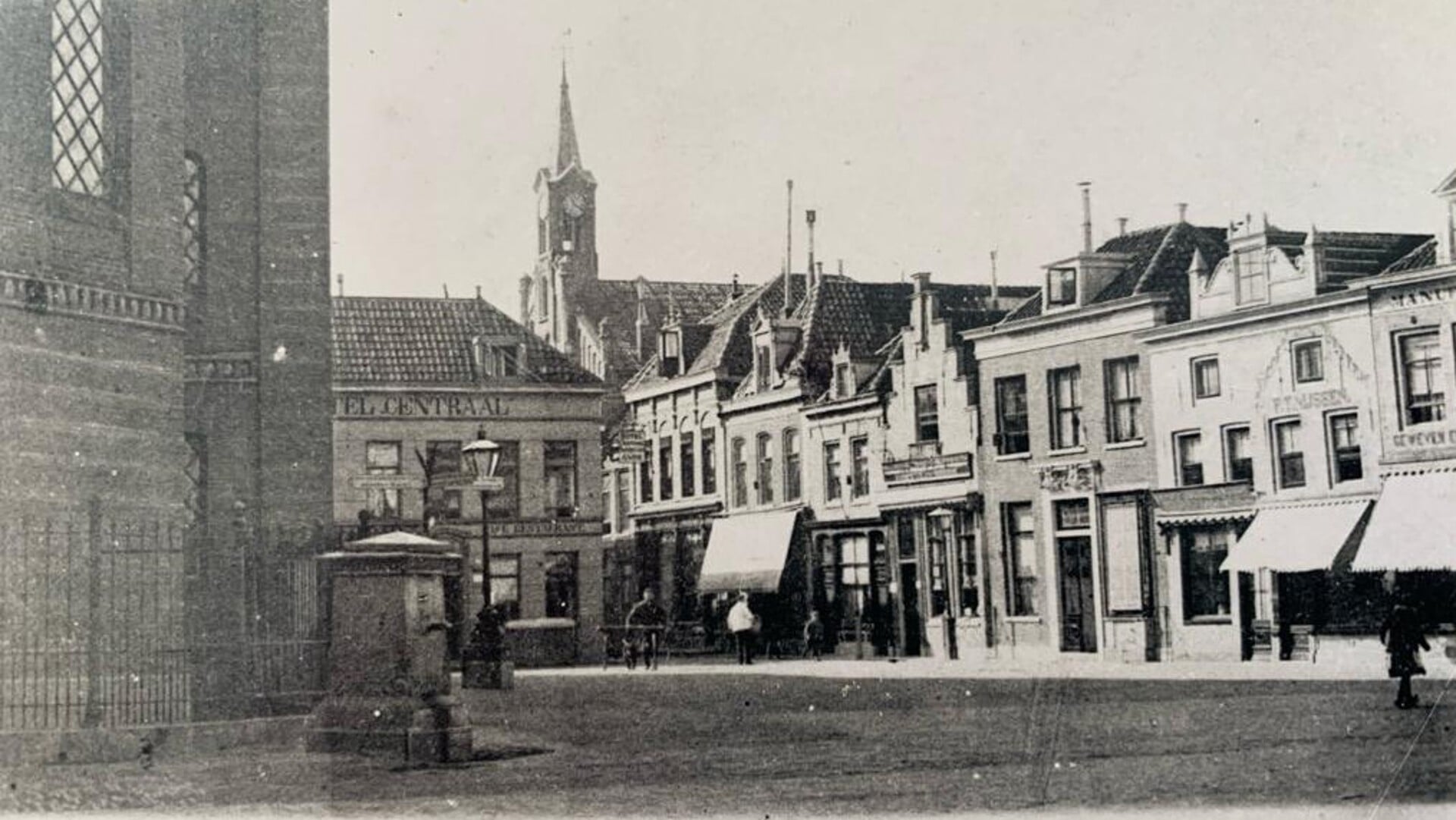 De pomp zoals deze rond het jaar 1900 op de Kaasmarkt stond. 