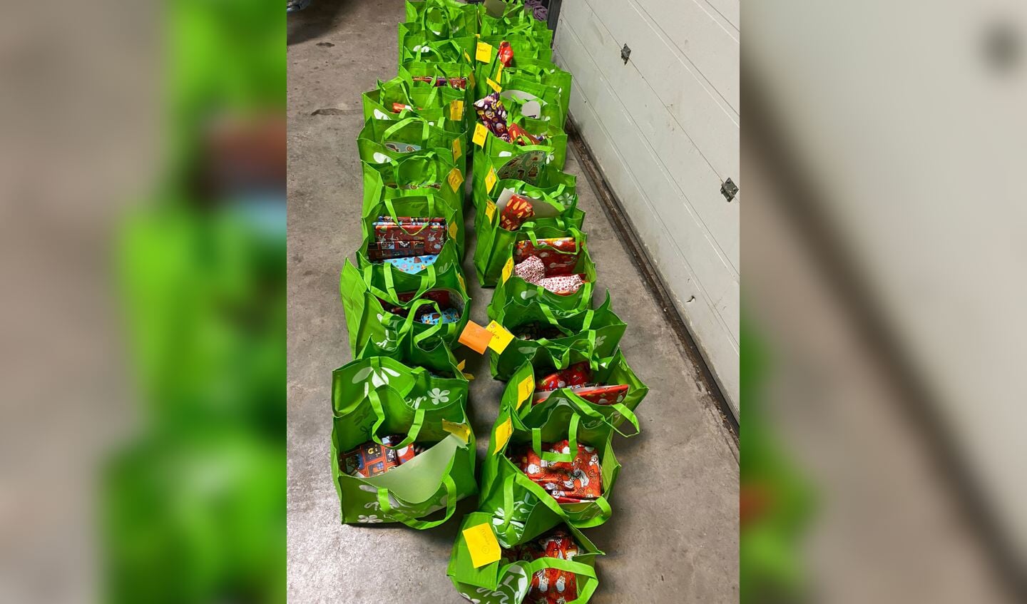 De tassen met cadeautjes en lekkers staan al klaar