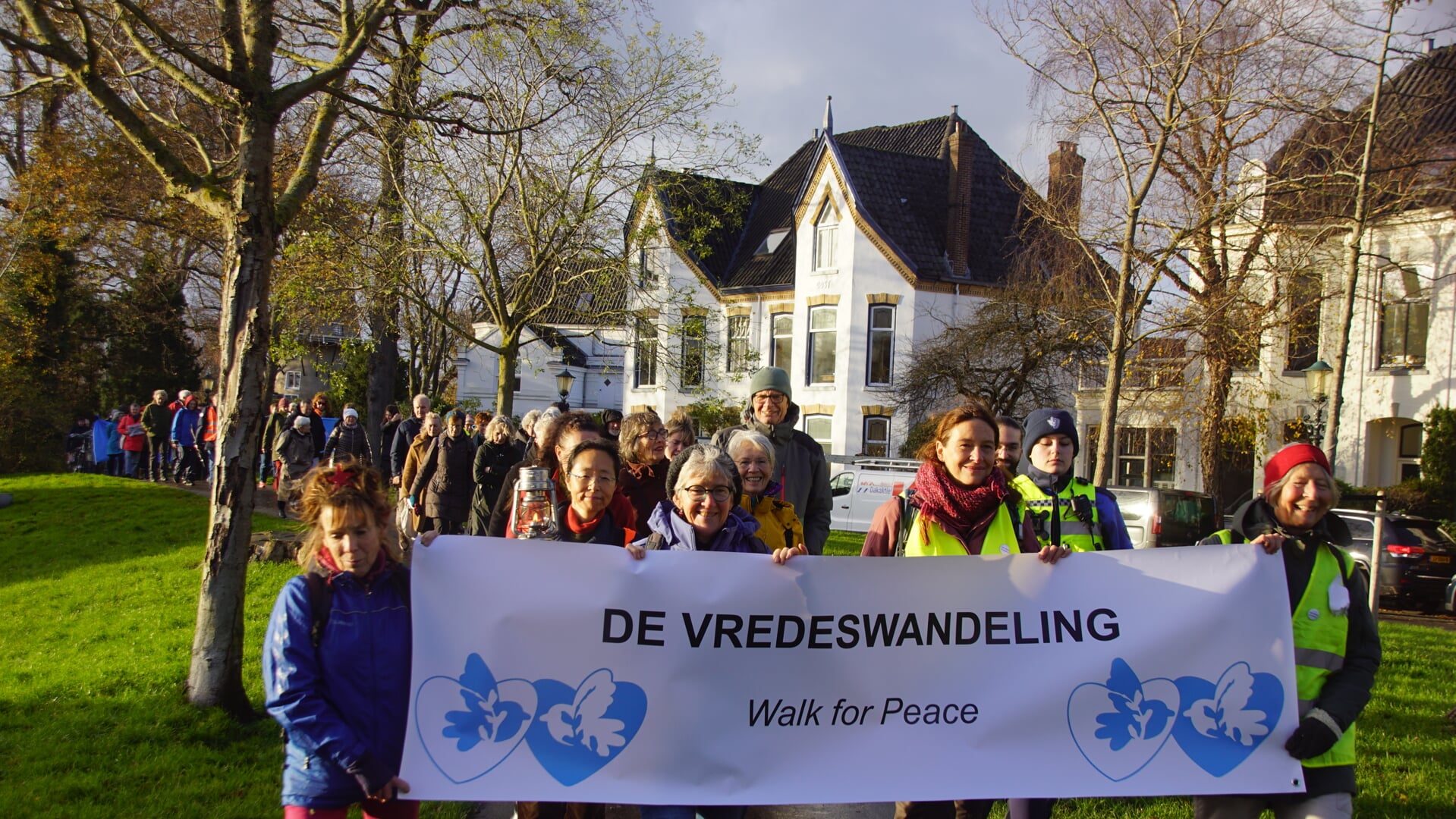 Veel mensen liepen afgelopen zaterdag mee tijdens de vredeswandeling