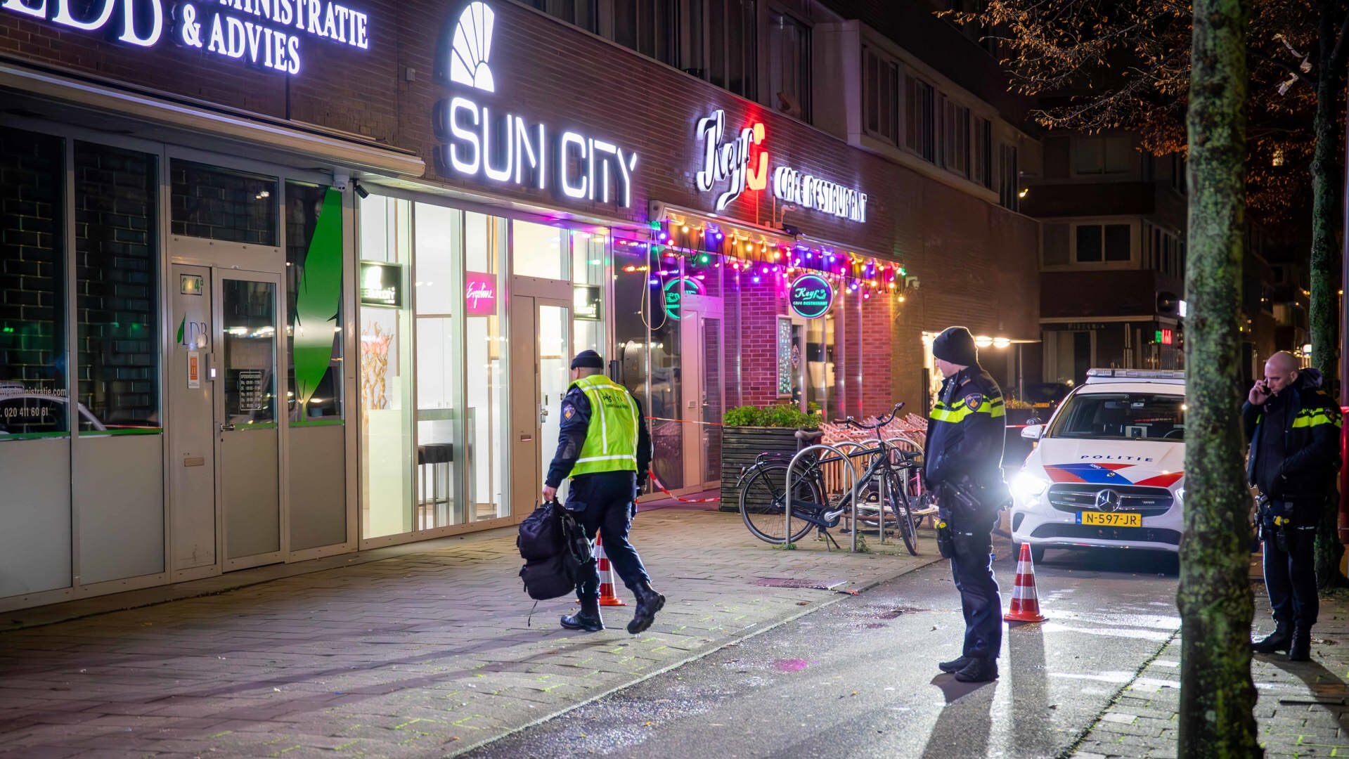 Achter een deel van de explosies die Amsterdam de afgelopen maanden teisterden, zitten vermoedelijk uitgebuite jongeren.