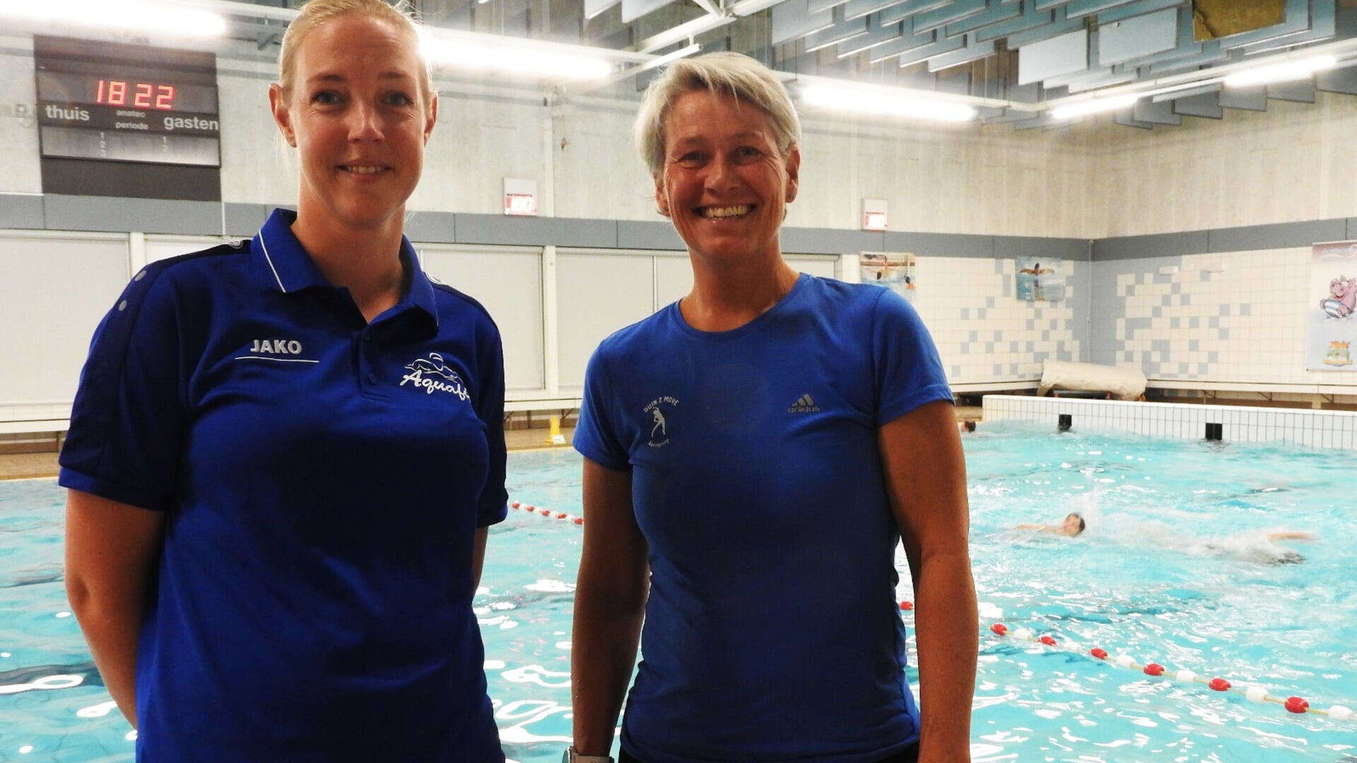 Linda Stoevelaar en Ilona Duin begeleiden de kinderen tijdens 'Lekker Blijven Zwemmen'.  