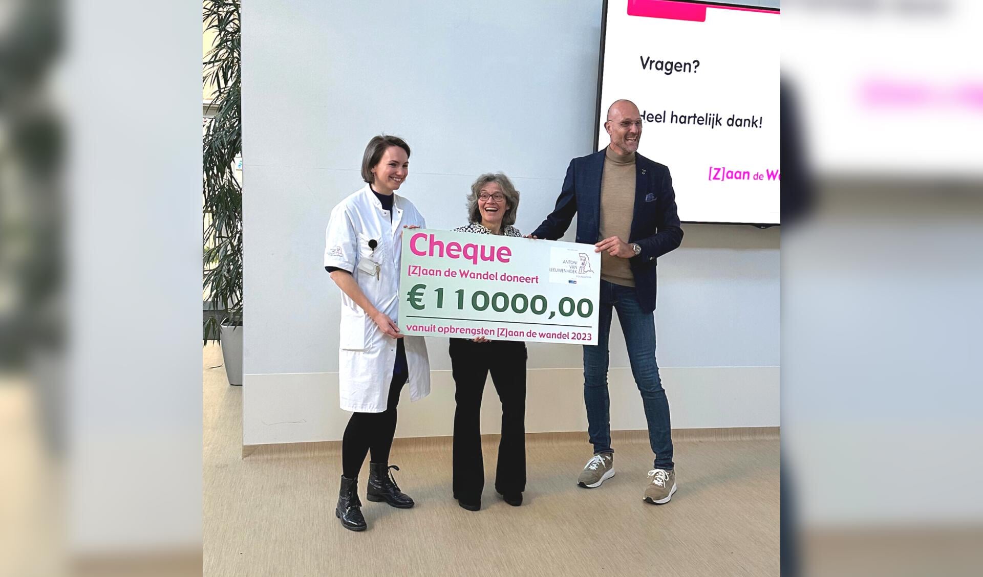 Zaan de Wandel organisator Dick Dekker geeft met gepaste trots voor het schitterende bedrag van maar liefst € 110.000 de cheque aan Prof. Sabine Linn en Annemiek van Ommen van het Antoni van Leeuwenhoek.  