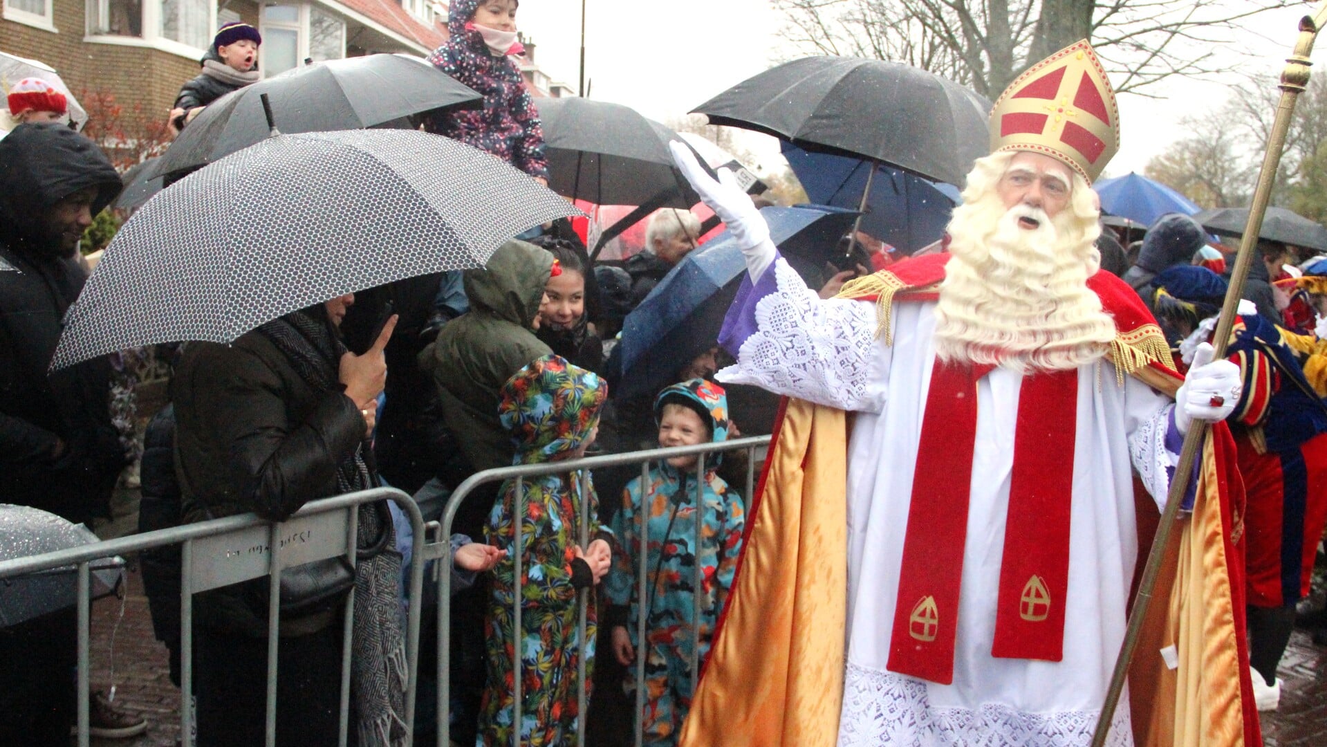 Goedgehumeurd kwam Sinterklaas aan in Rijswijk.