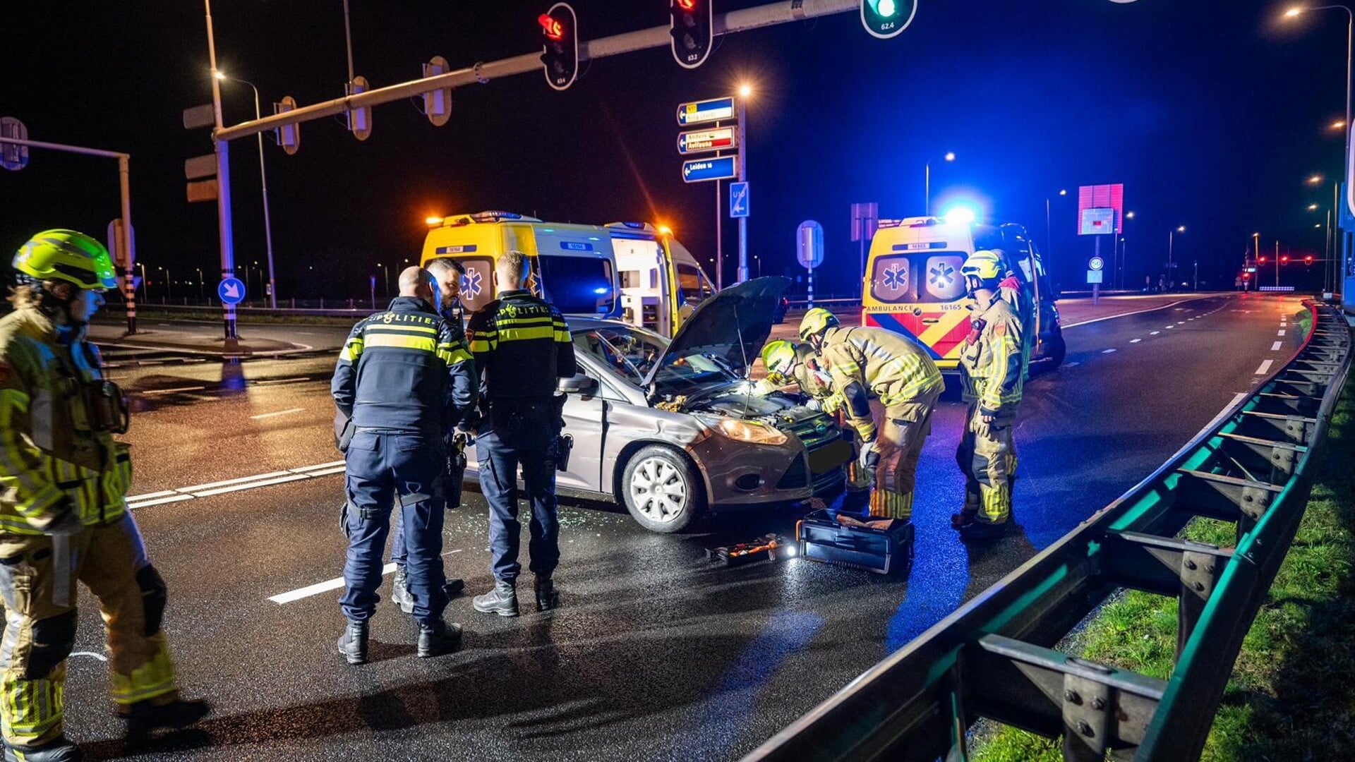 Hulpdiensten massaal aanwezig bij eenzijdig ongeluk N207 Alphen aan den ...