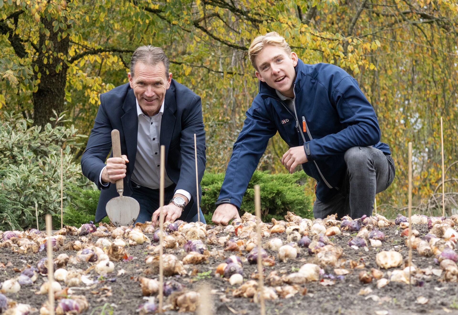 Jake Grootscholten (r.) en Hobaho-directeur Theo Aanhane poten bollen in Keukenhof in Lisse.