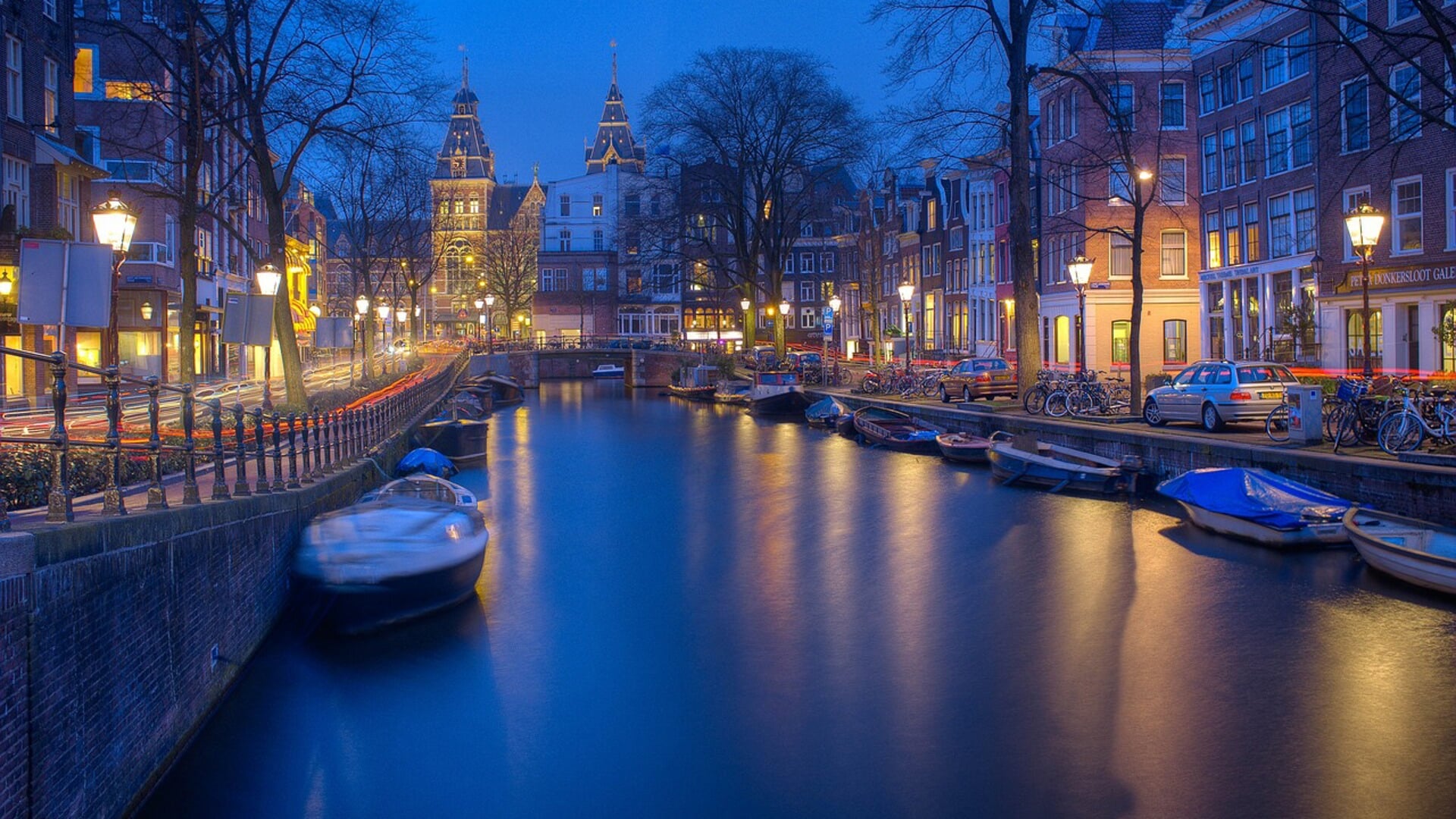 Amsterdam is weer verlicht. 