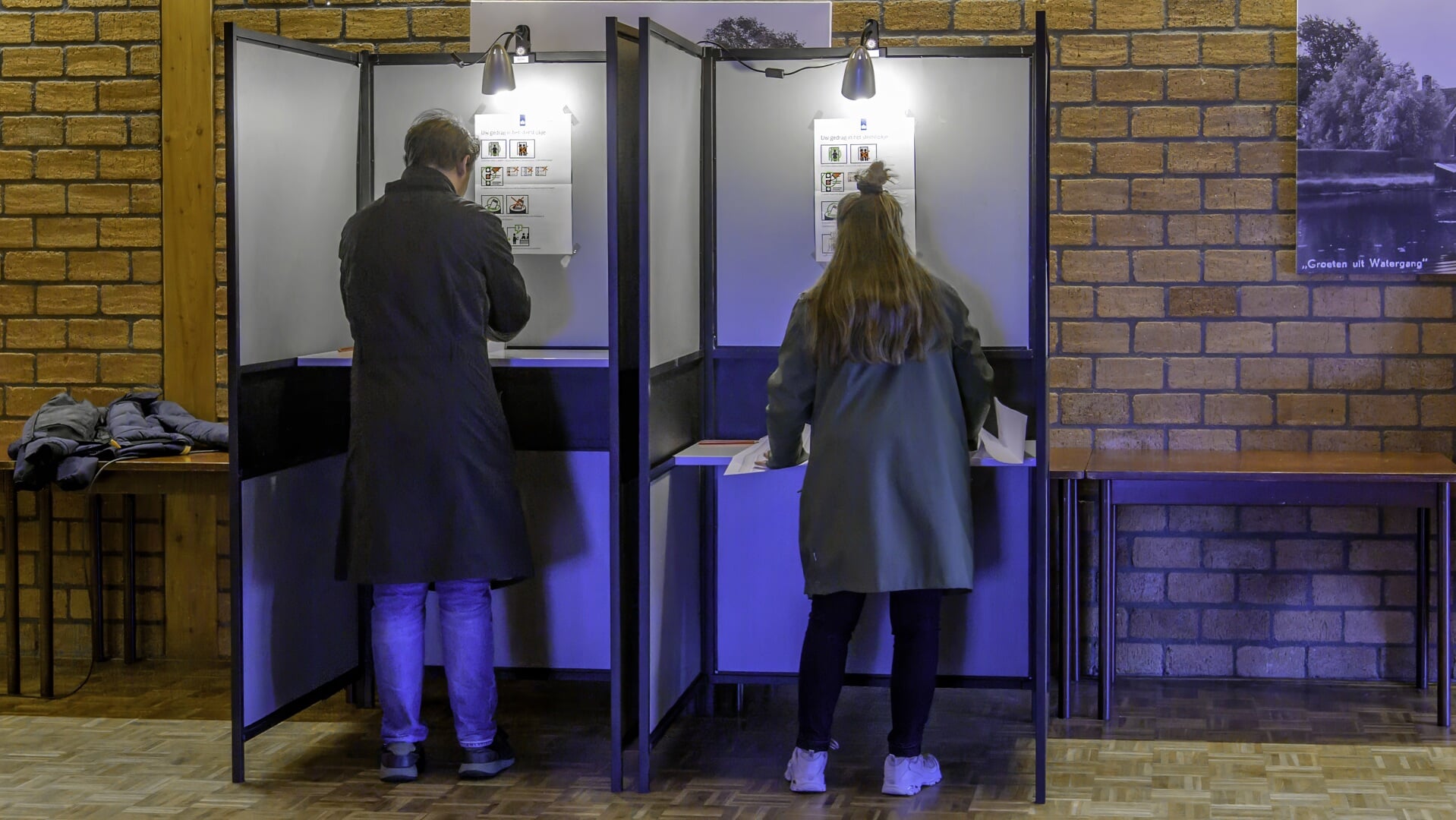Stemgerechtigden brengen hun stem uit in de Gemeente Waterland in dorpshuis De Nieuwe Boet. 