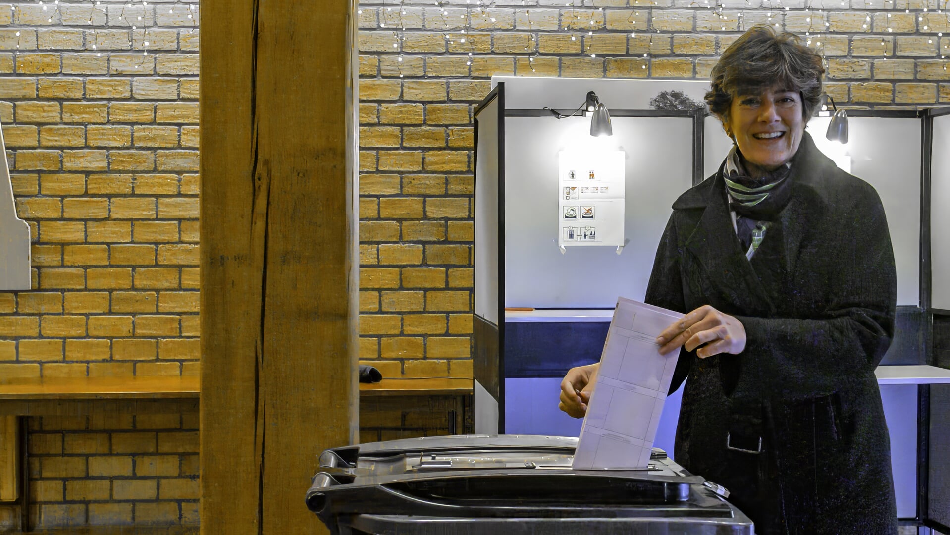 Burgemeester van der Weele brengt haar stem uit. 