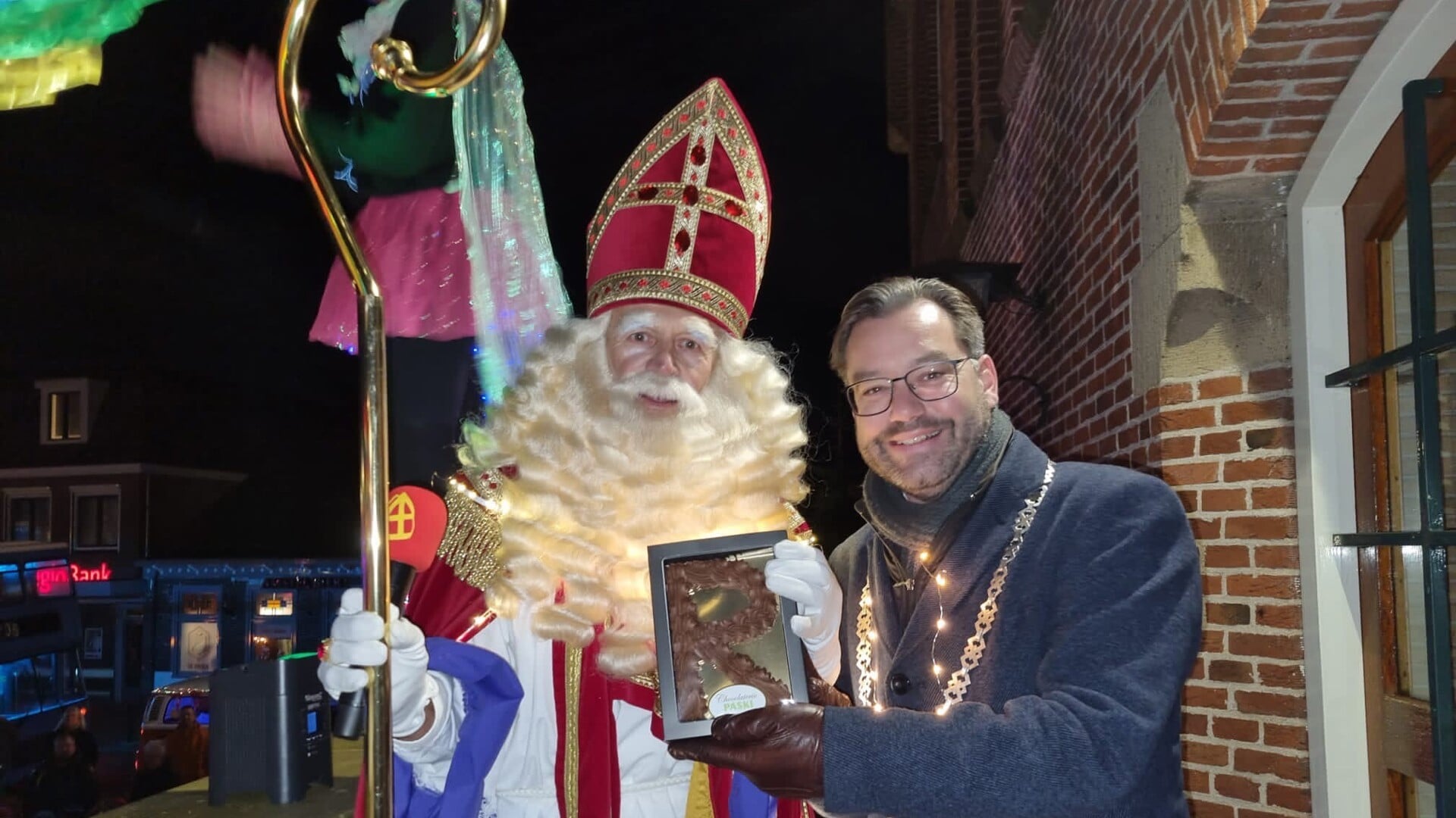Burgemeester Pijl laat Sinterklaas de chocoladeletter R zien.