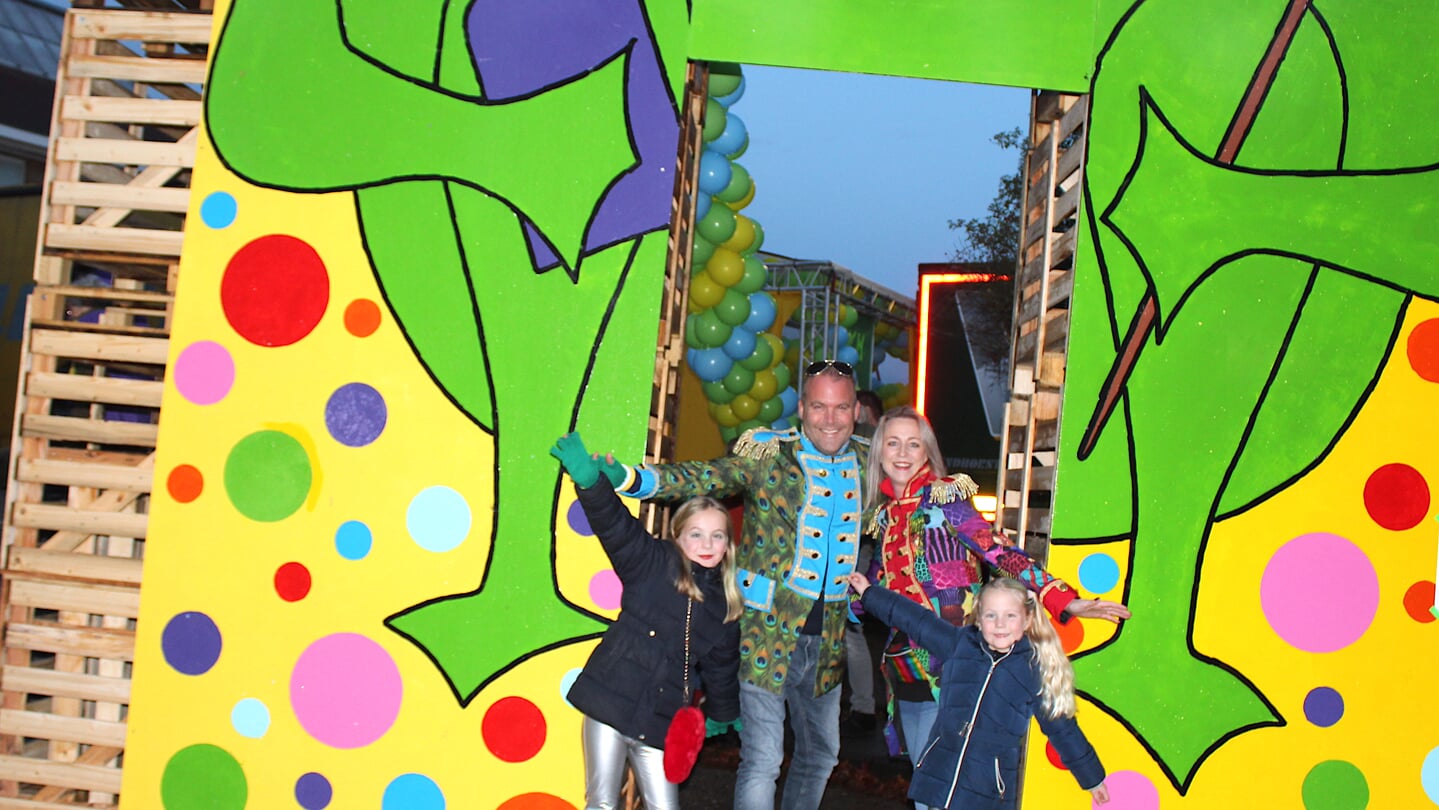 De familie van Lieshout poseert bij de kikkerpoort, entree naar het carnavalterrein.