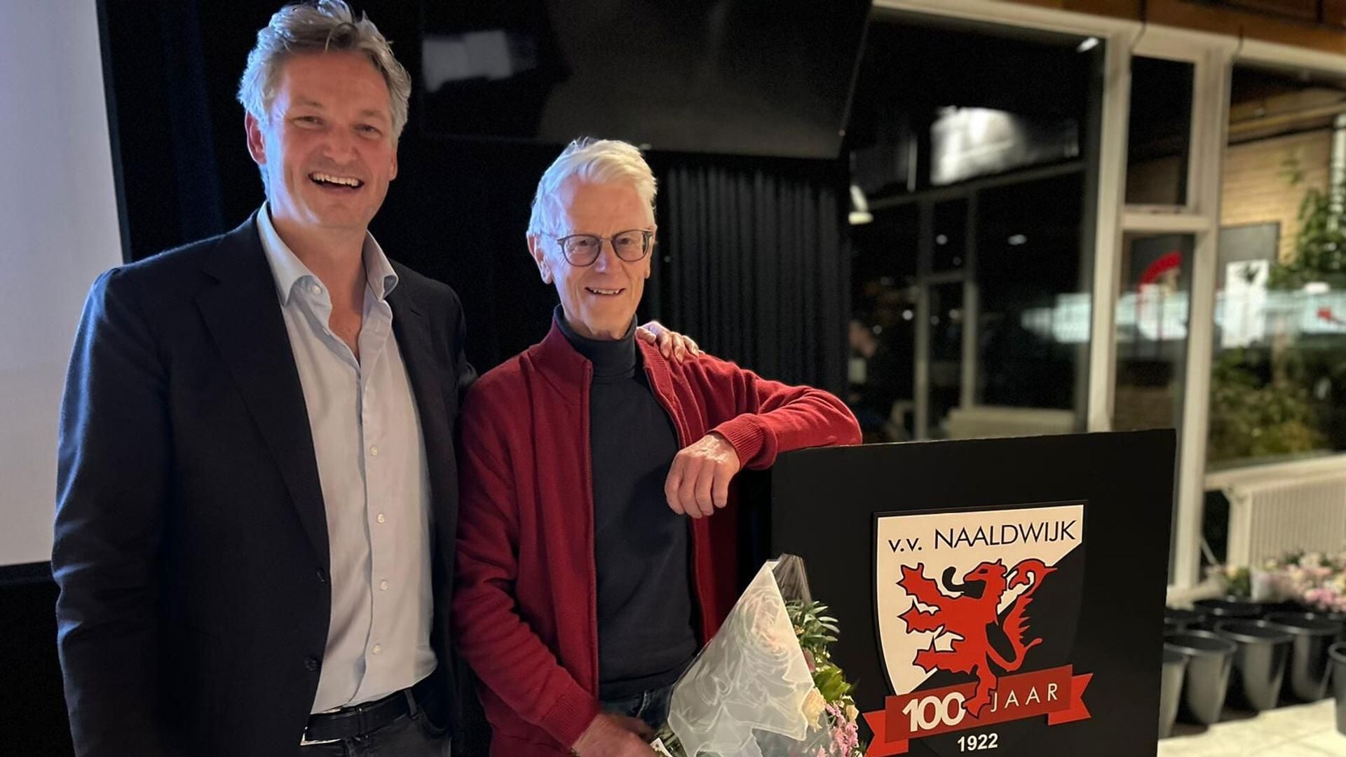 Aris van Daalen (links) kon met instemming van de vergadering Wim Boekestein benoemen tot erelid van vv Naaldwijk.