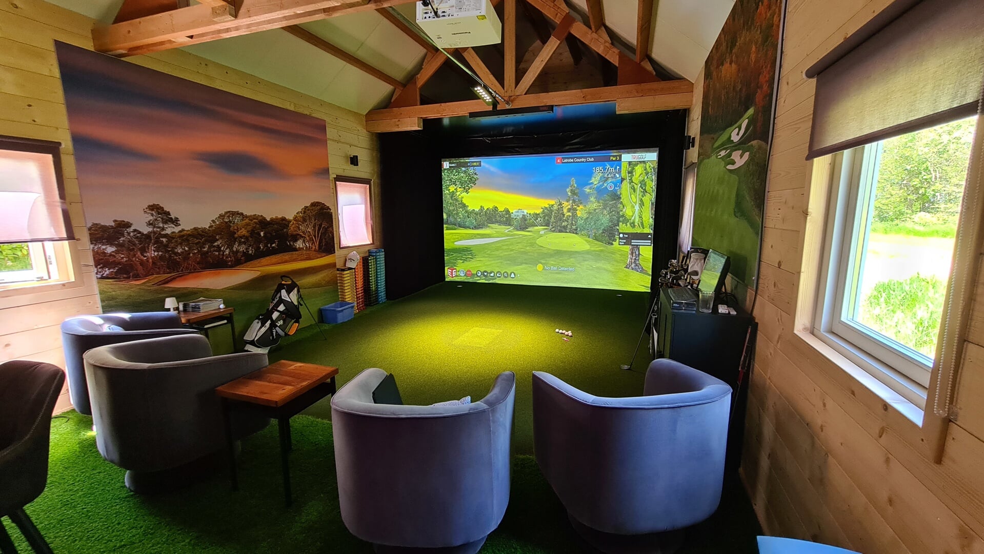 Zo kan het er thuis uitzien met een golfsimulator van Dutch Golf Company.
