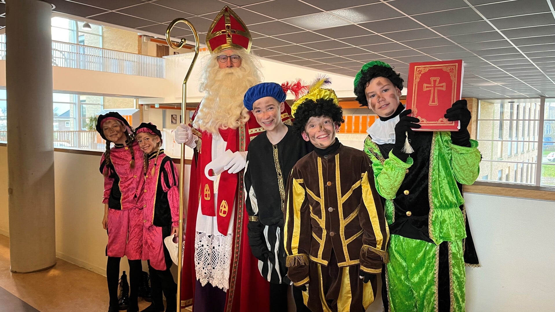 Aan de organisatie van het Westlands Sinterklaasfeest hielpen de Lentiz-leerlingen enthousiast mee.