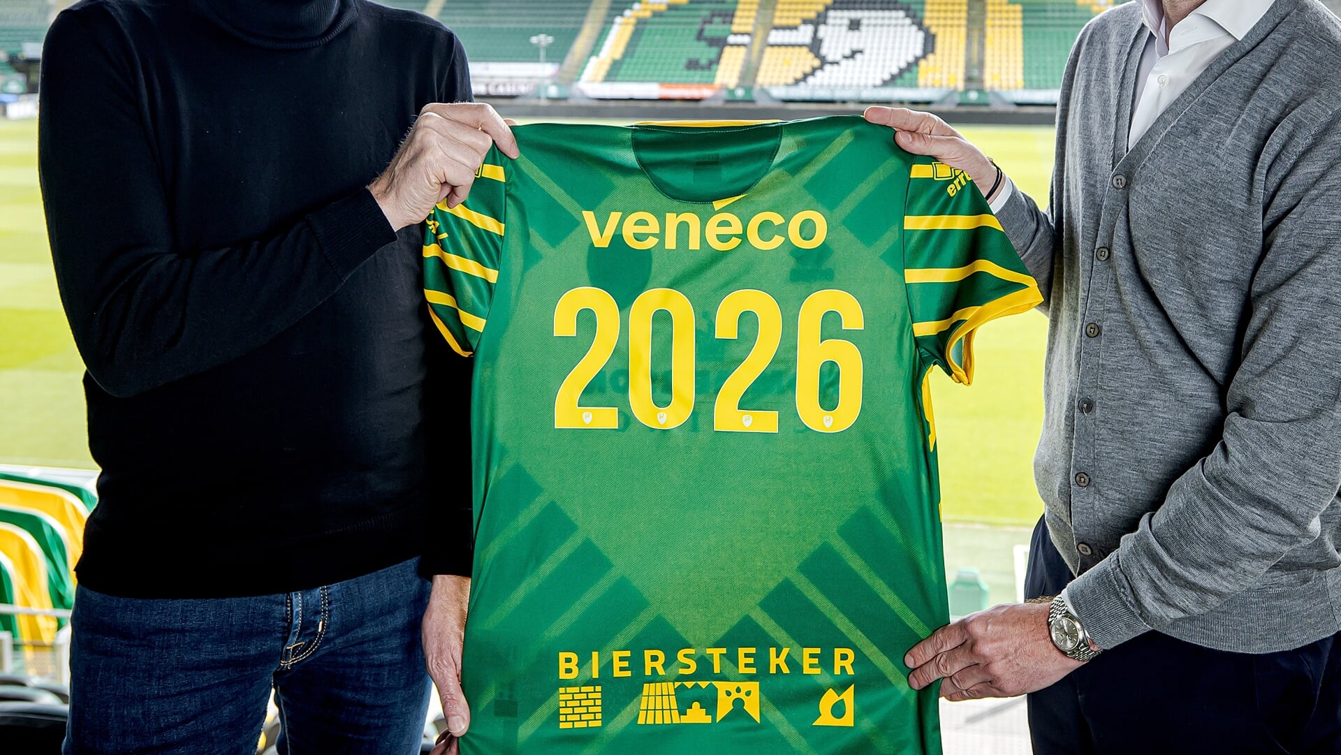 De naam Venéco prijkt sinds 2019 op de achterkant van de ADO-shirts.