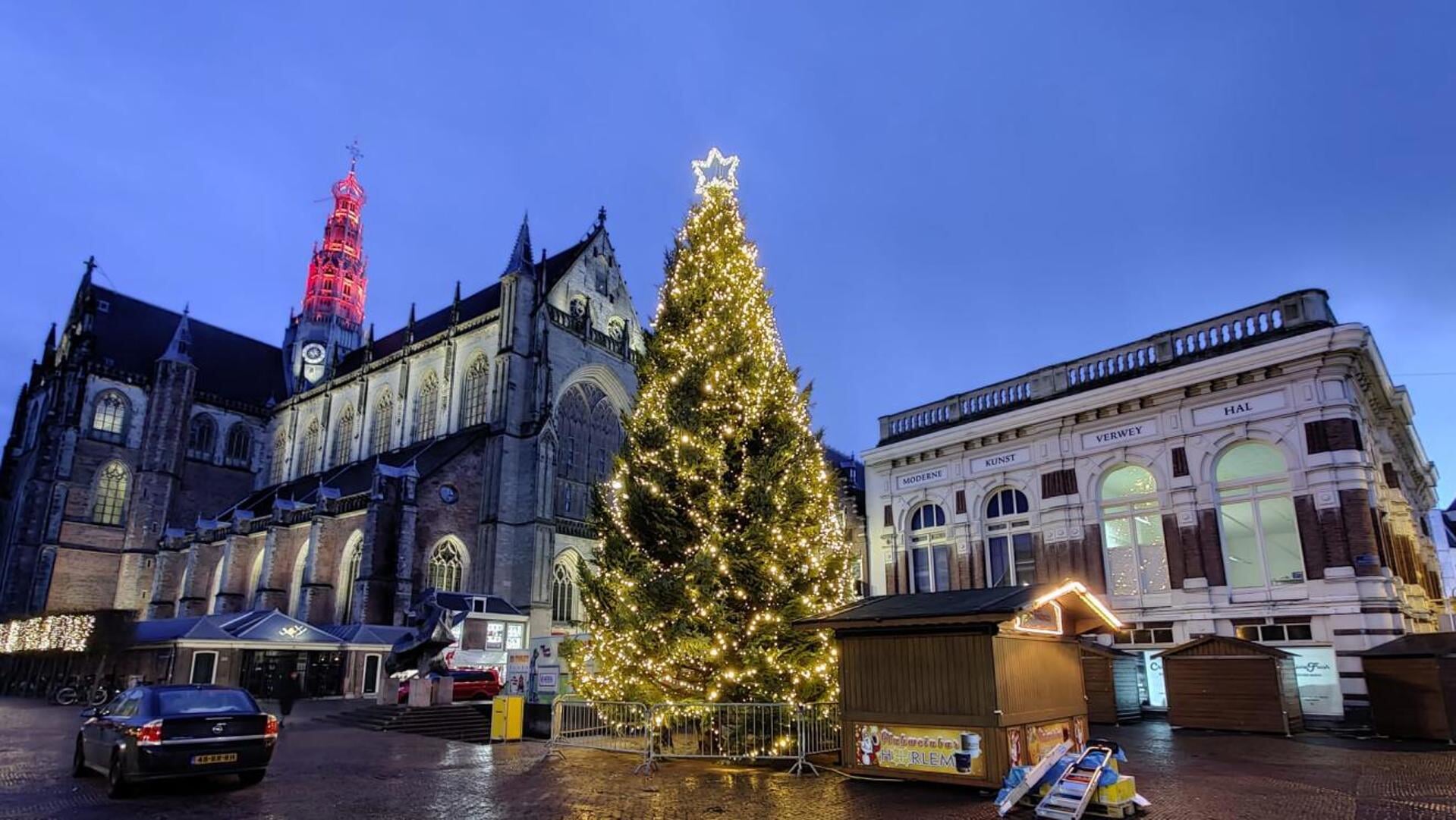 De grote kerstboom schittert inmiddels weer op de Grote Markt 