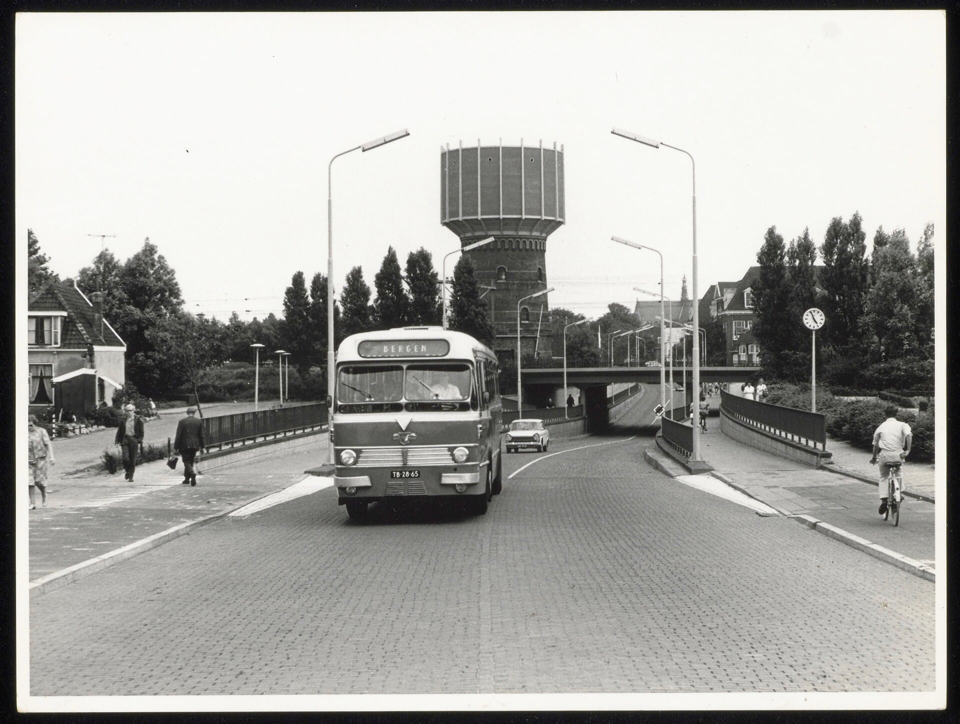 In de verte de watertoren in 1964, die toen nog ver boven de andere gebouwen uittorende. 