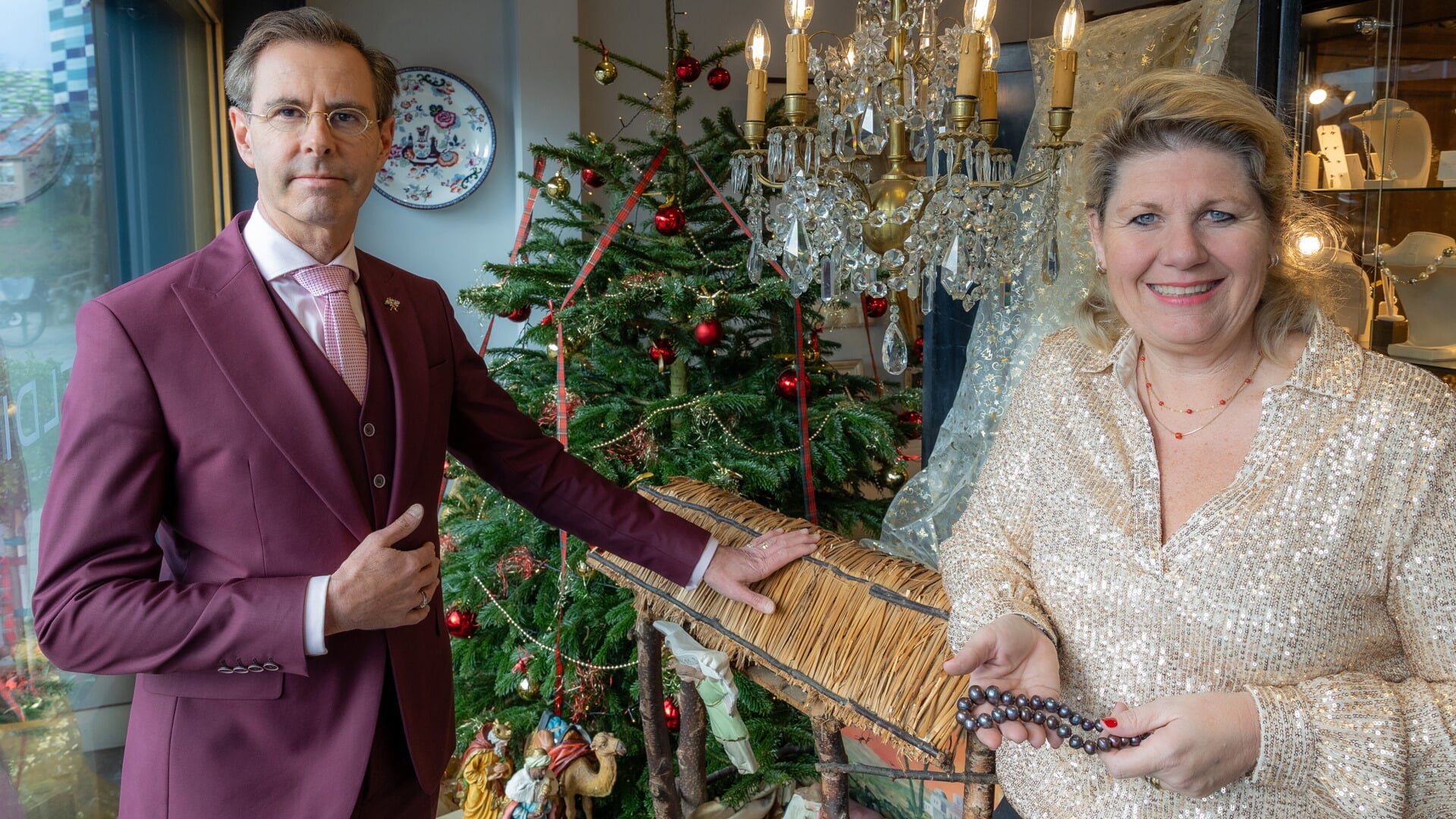 Chris van Waes en Joyce Putman bij de antieke kerststal. 
